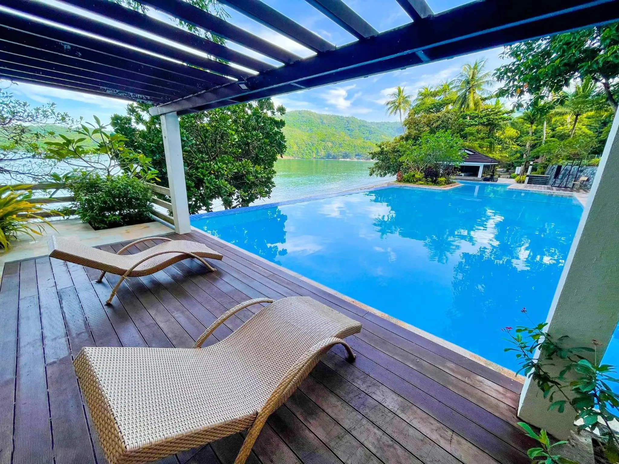Swimming pool in La Jolla Hotel and Beach Resort