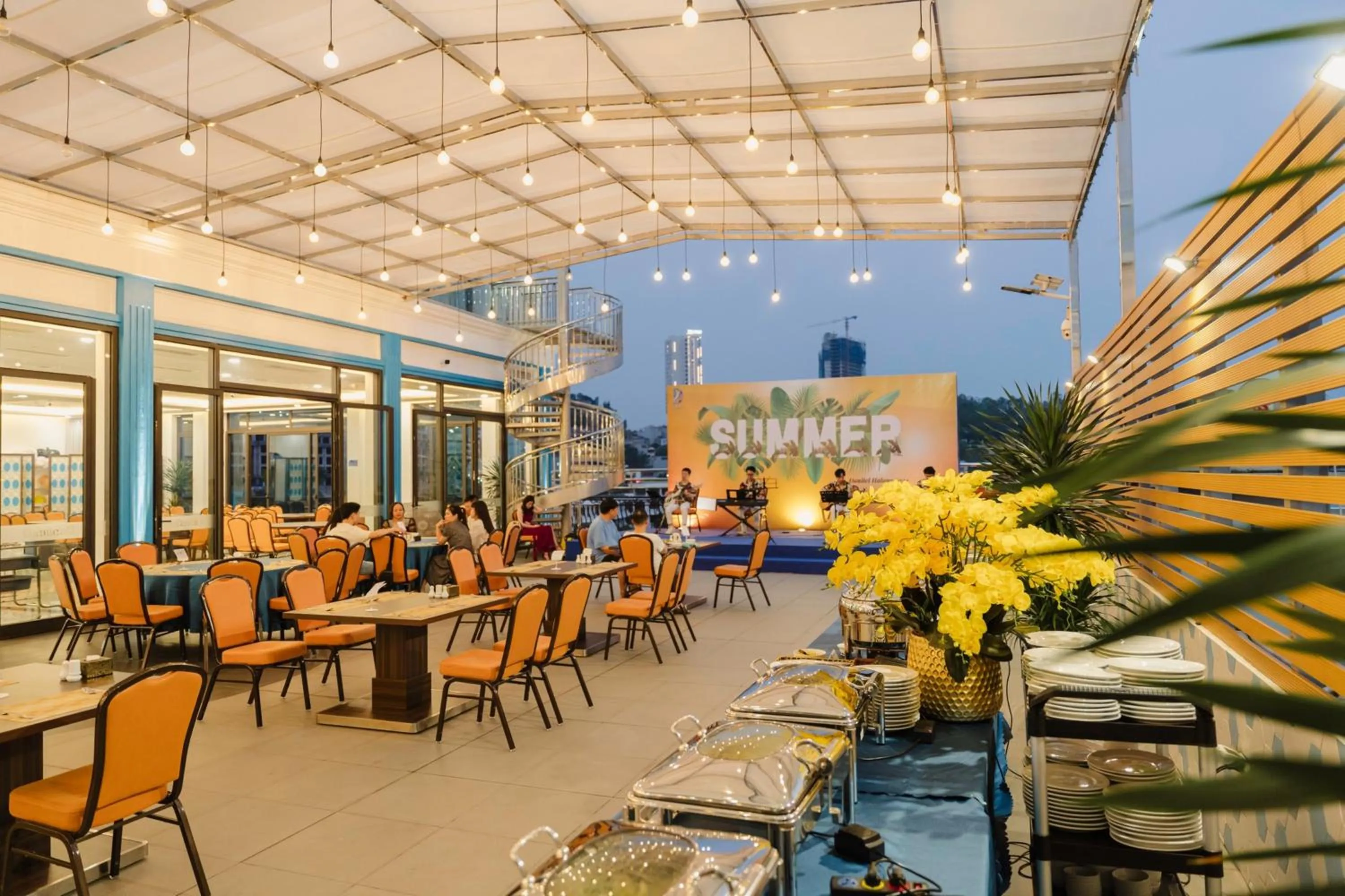 Restaurant/places to eat in Danitel Halong