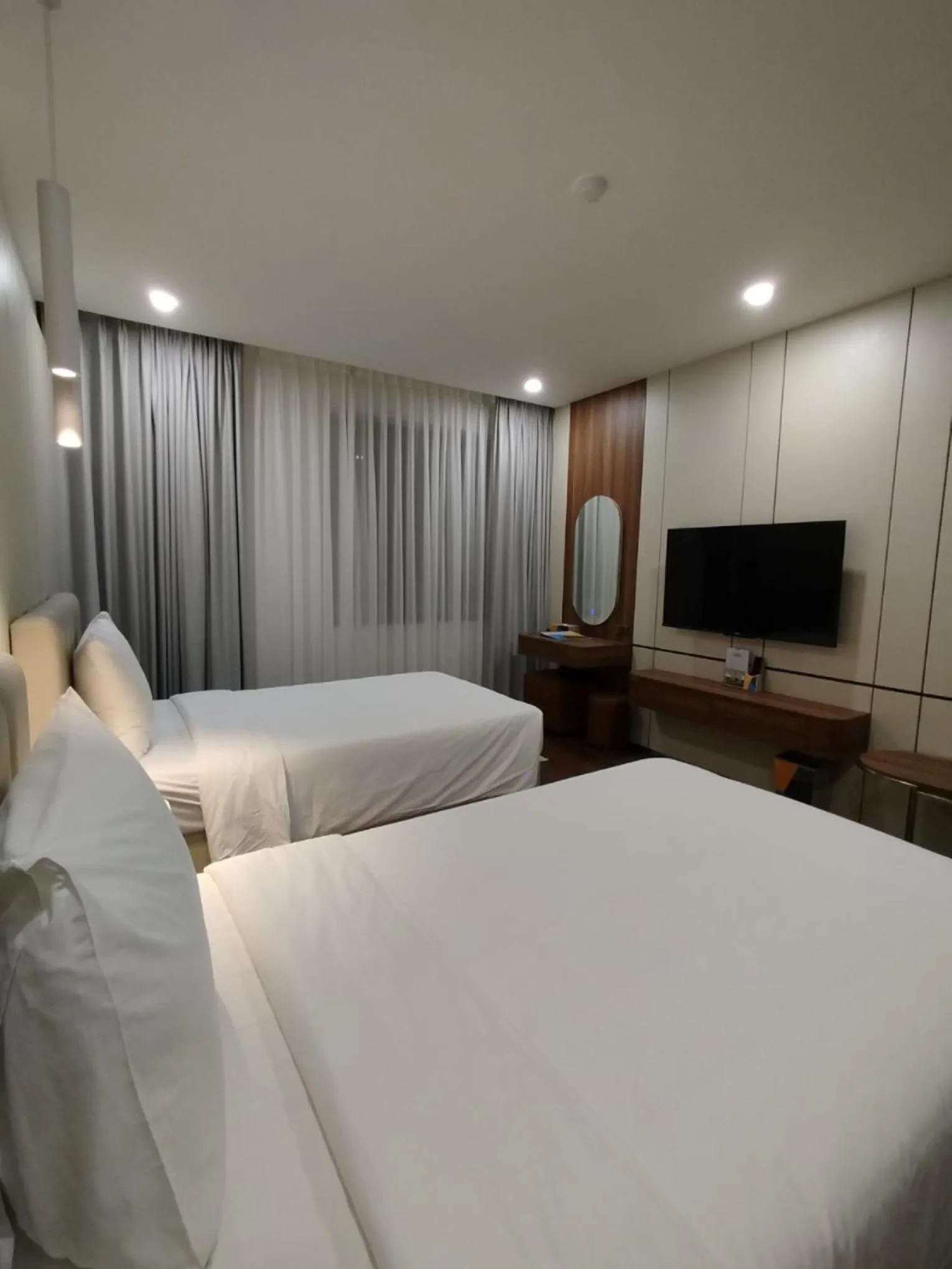 Photo of the whole room, Bed in Danitel Halong