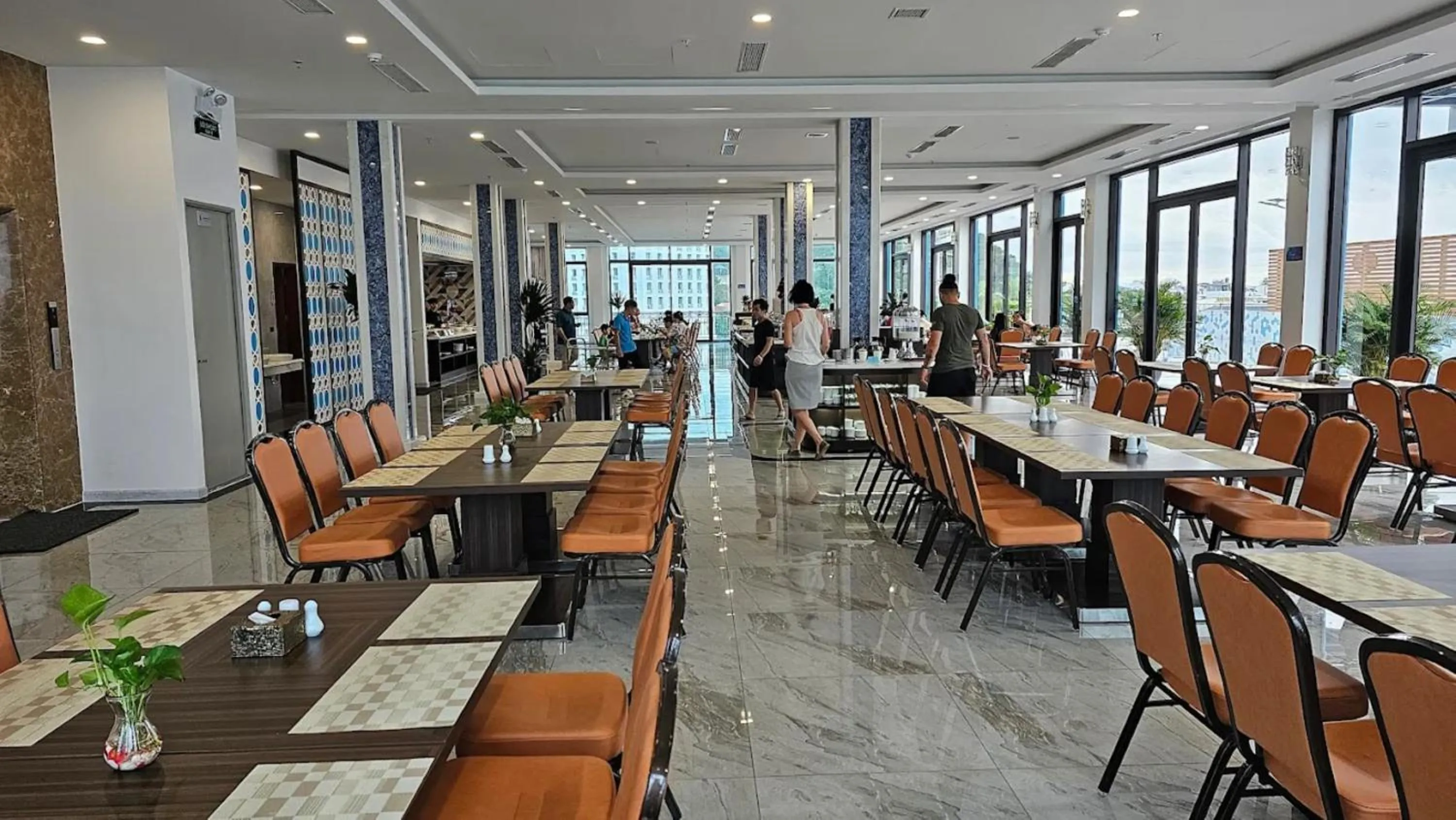 Restaurant/places to eat in Danitel Halong