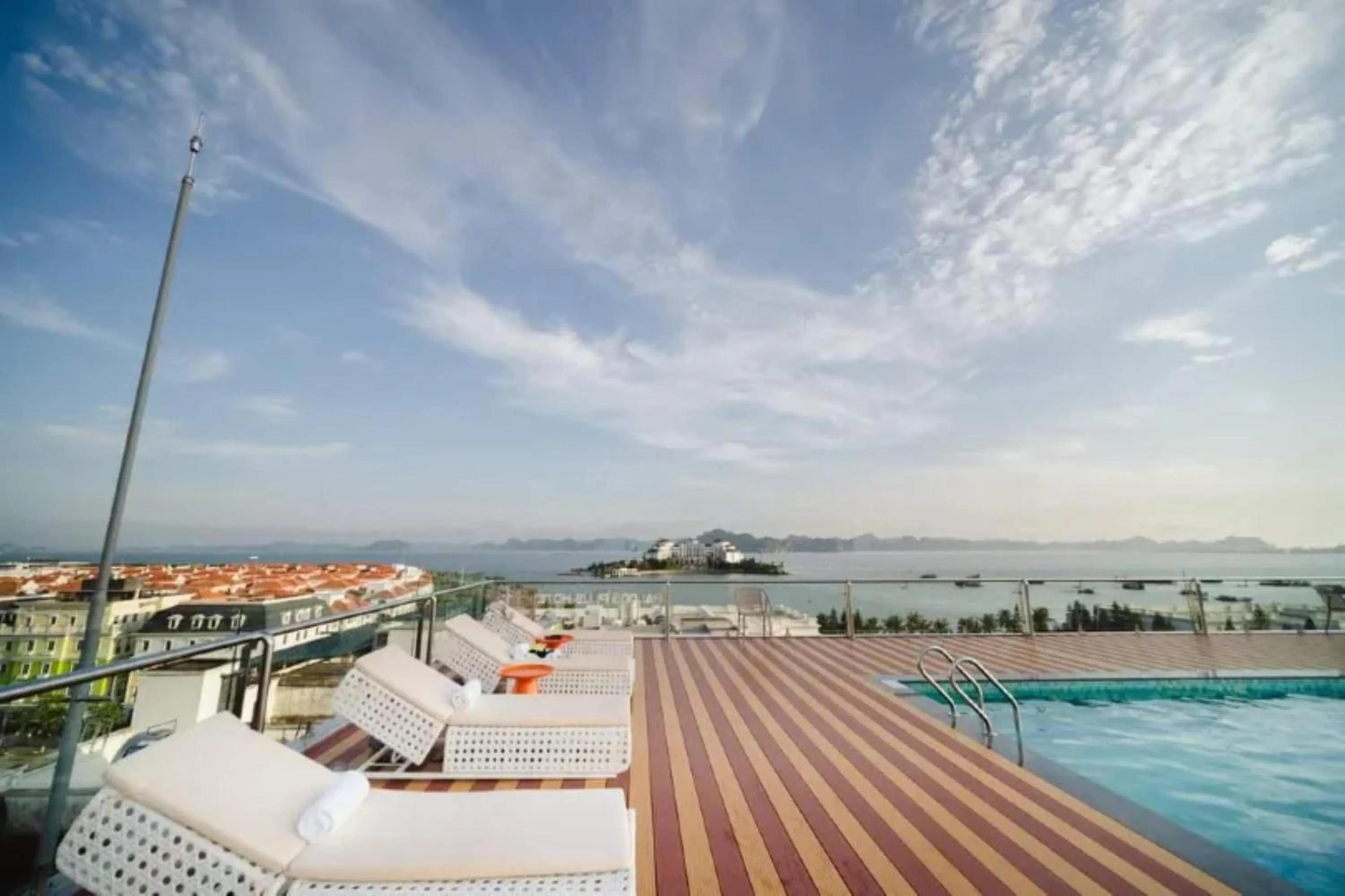 Swimming pool in Danitel Halong