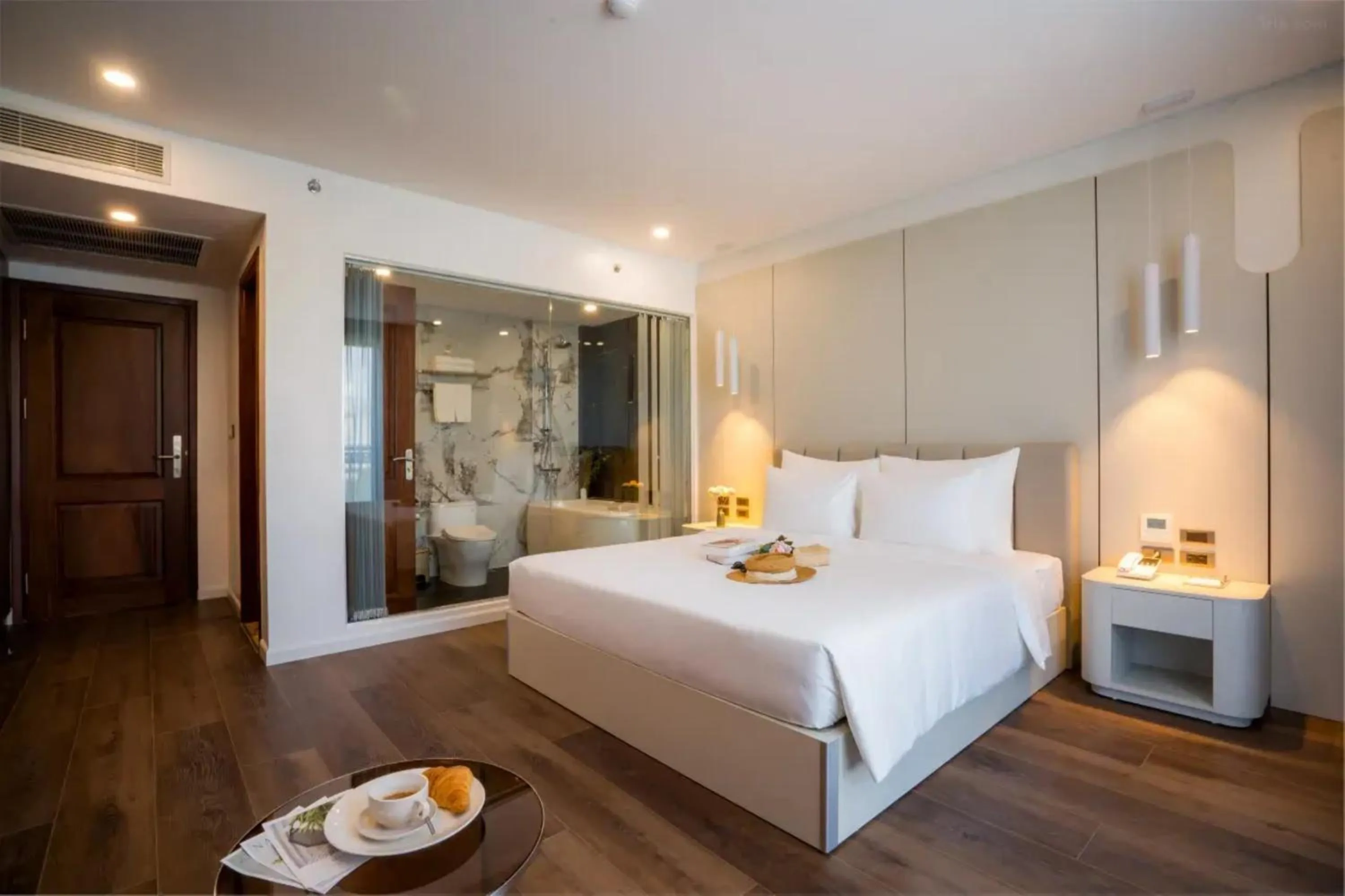 Photo of the whole room, Bed in Danitel Halong