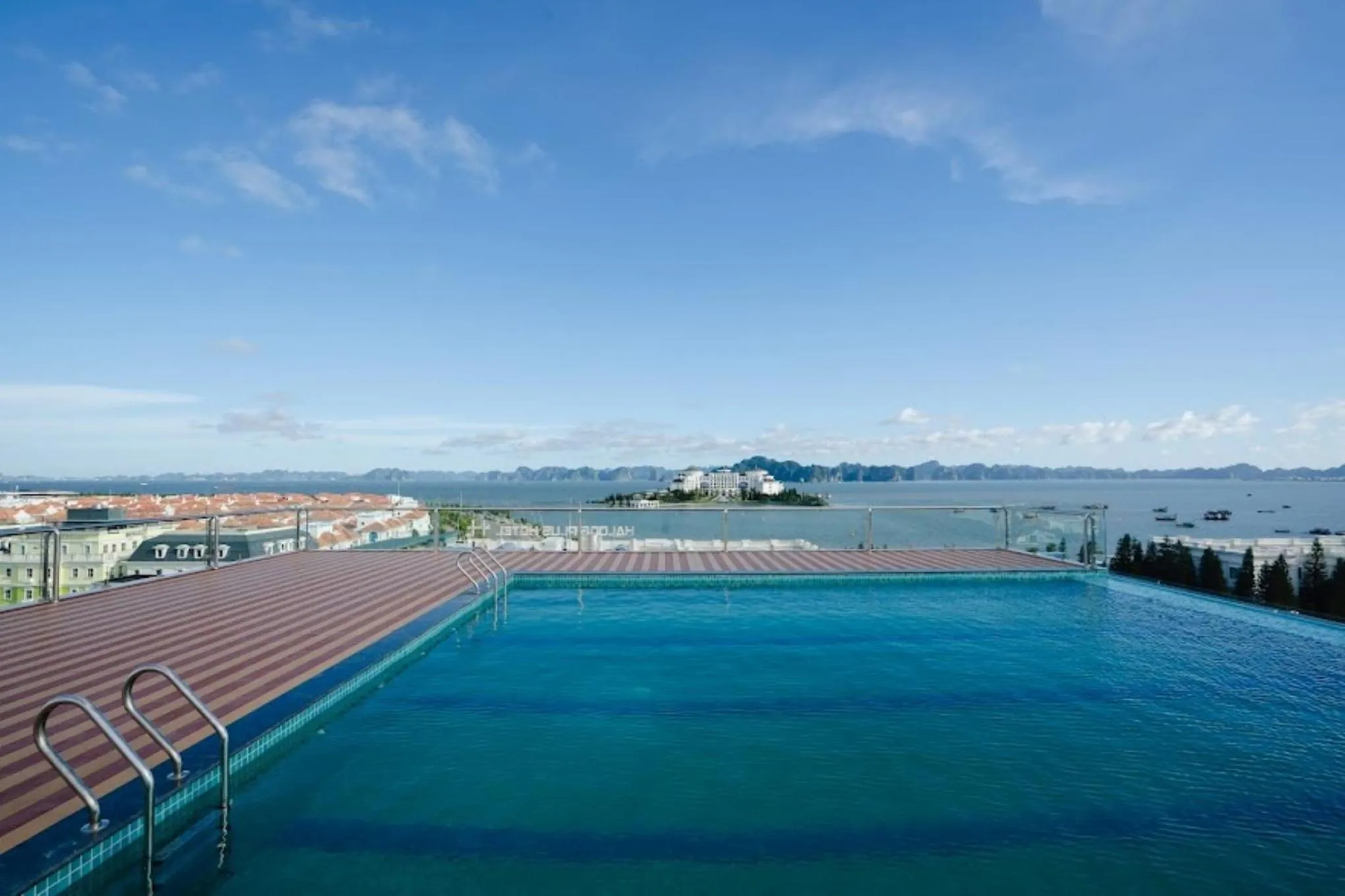 Swimming pool in Danitel Halong