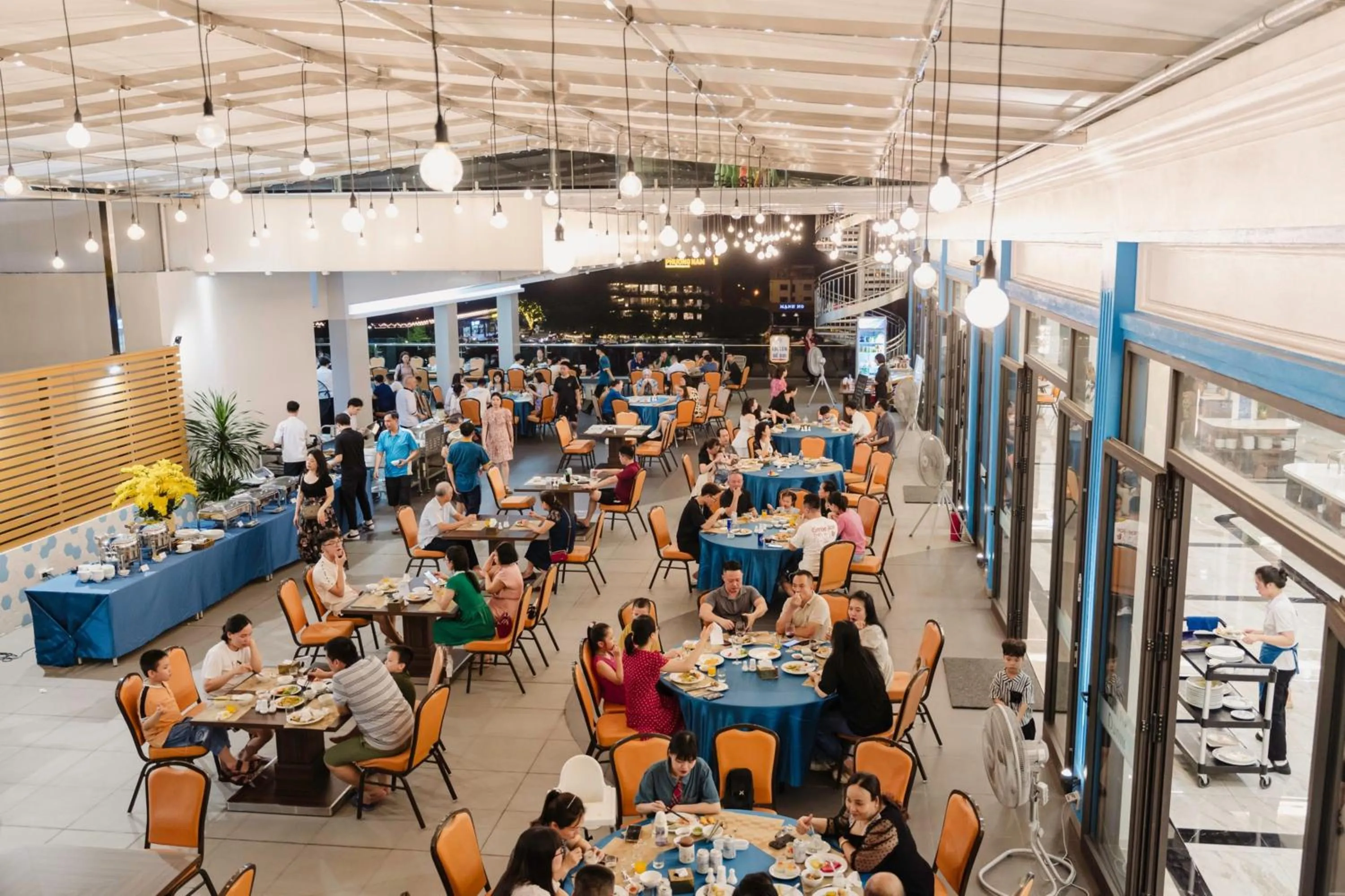 Restaurant/places to eat in Danitel Halong