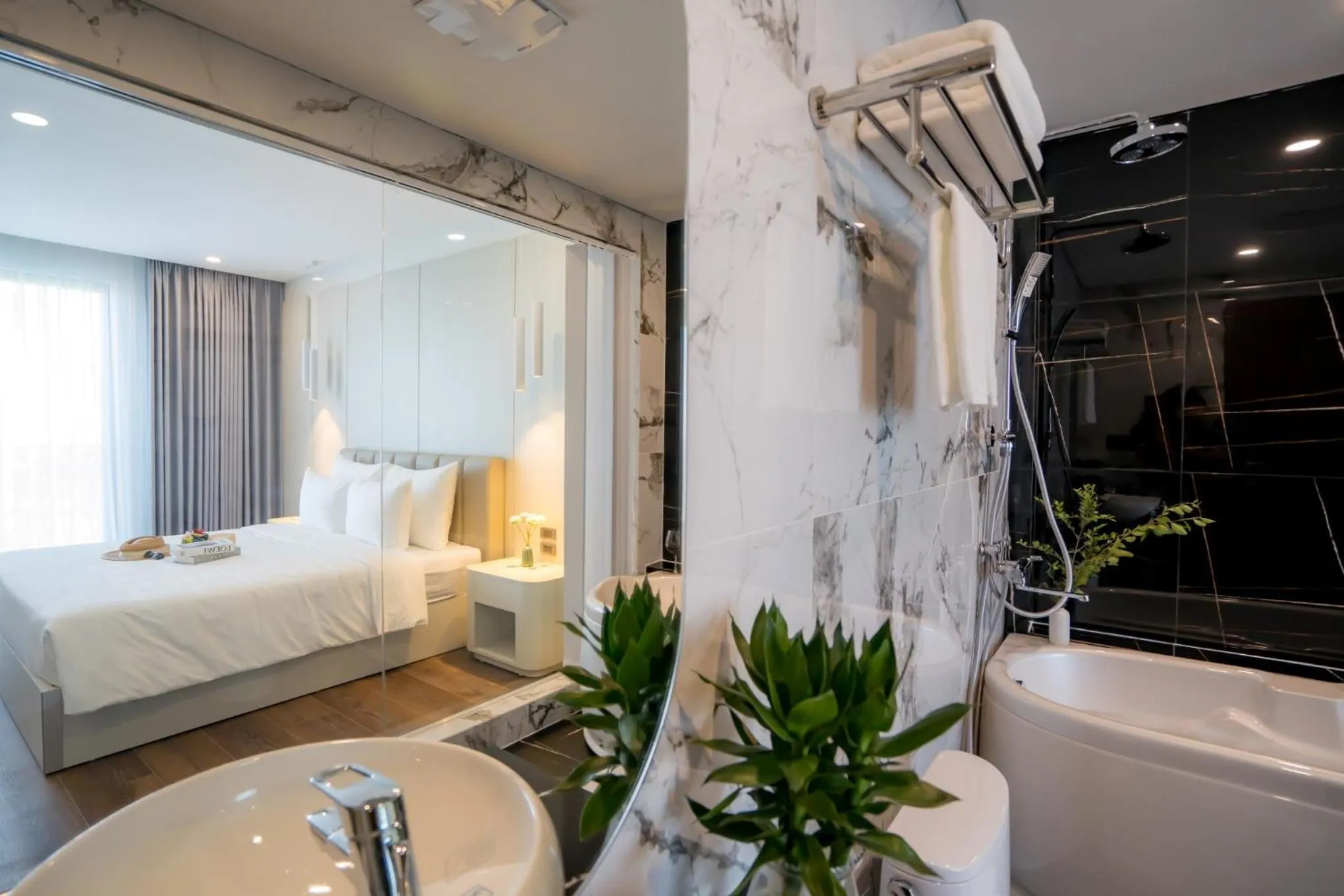 Photo of the whole room, Bed in Danitel Halong