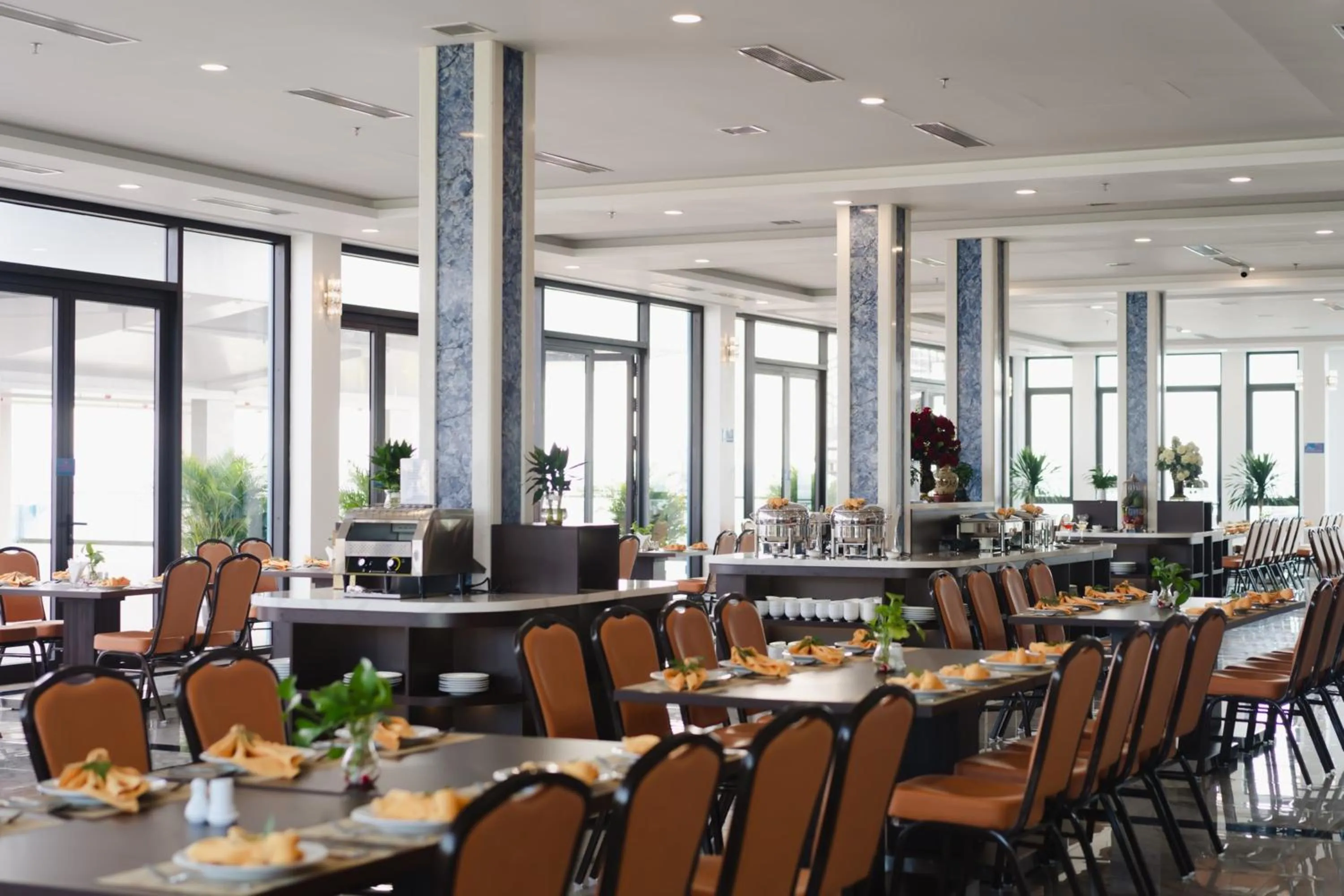 Restaurant/places to eat in Danitel Halong