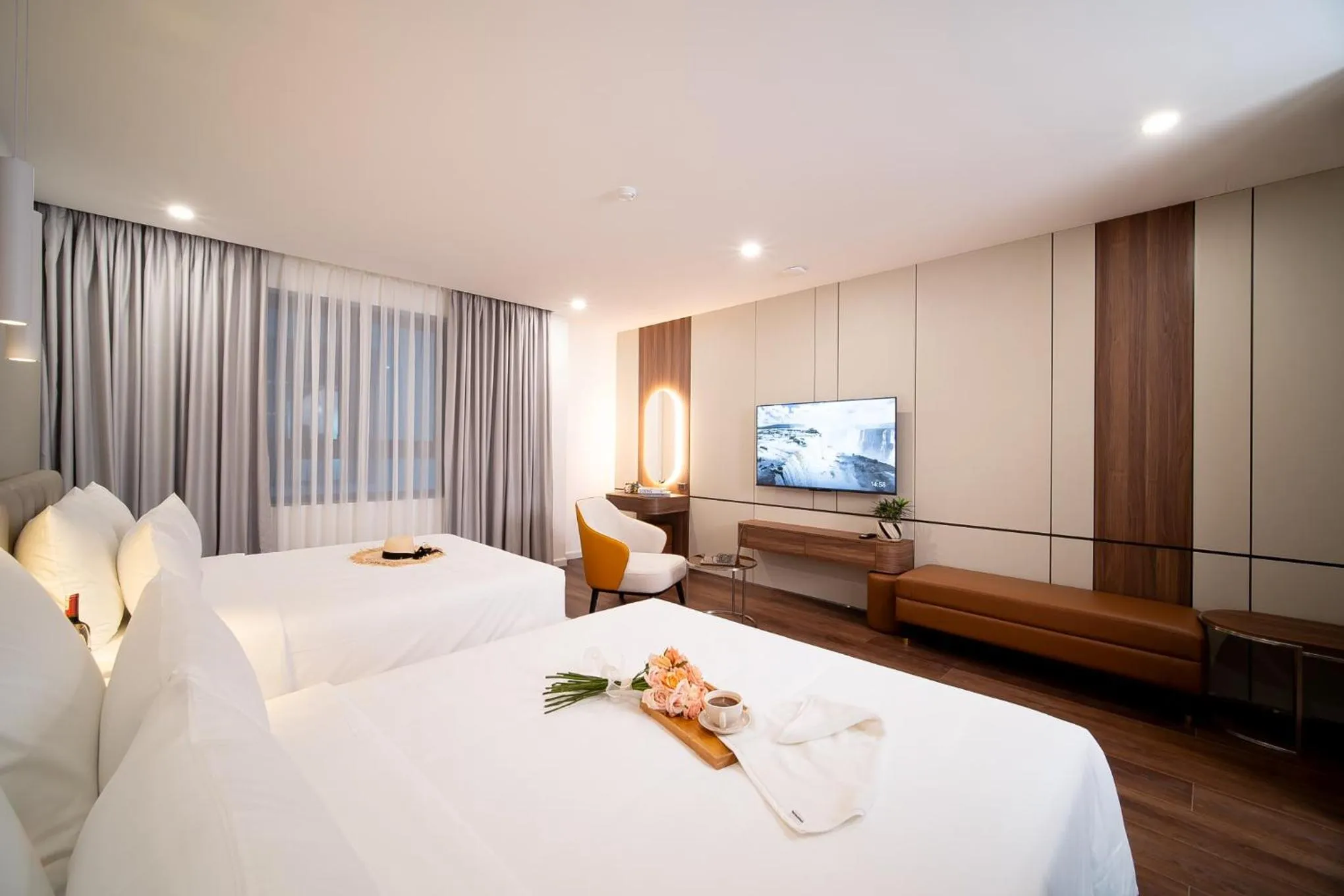 Photo of the whole room, Bed in Danitel Halong