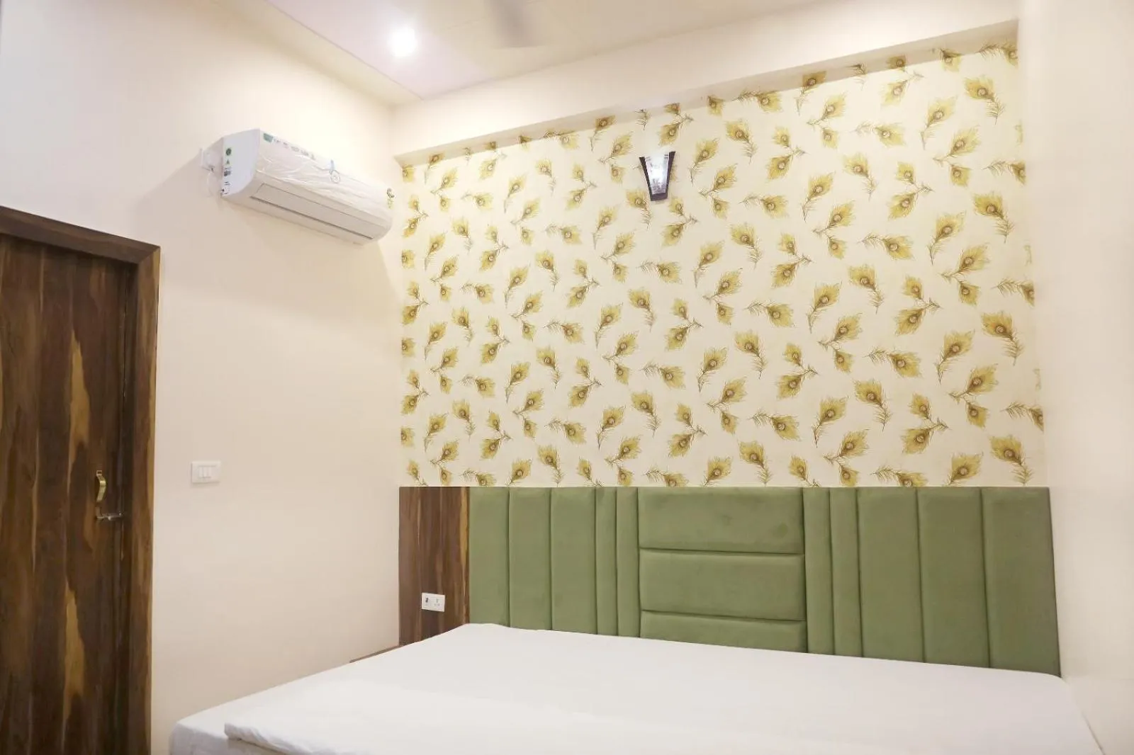 Bed in Hotel Keshavam inn