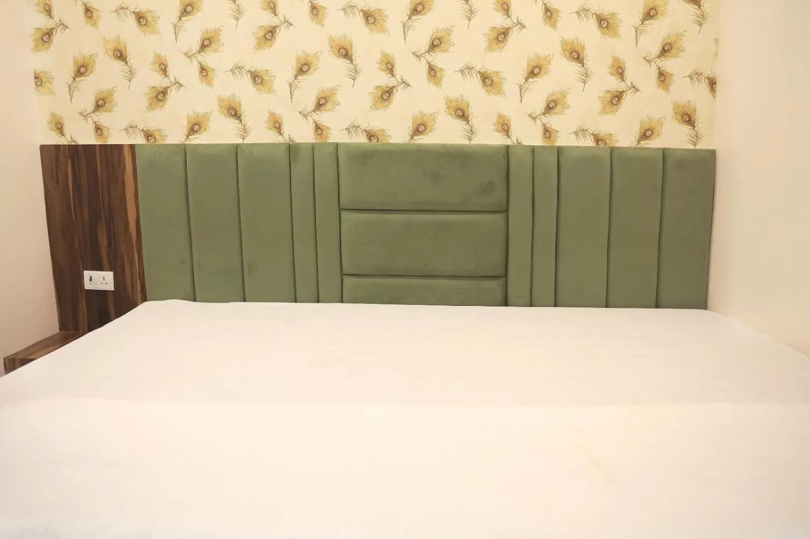 Bed in Hotel Keshavam inn