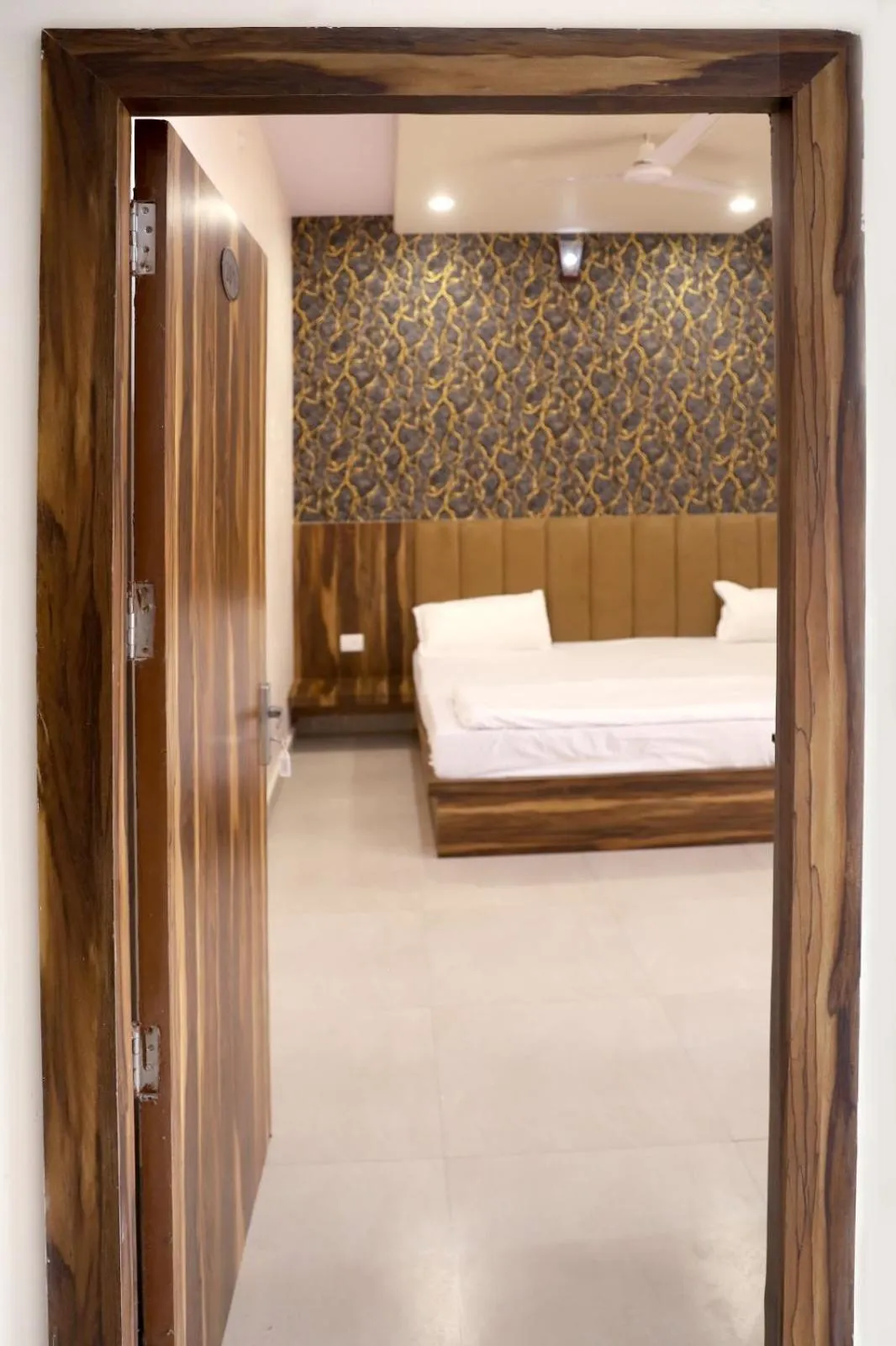 Bed in Hotel Keshavam inn