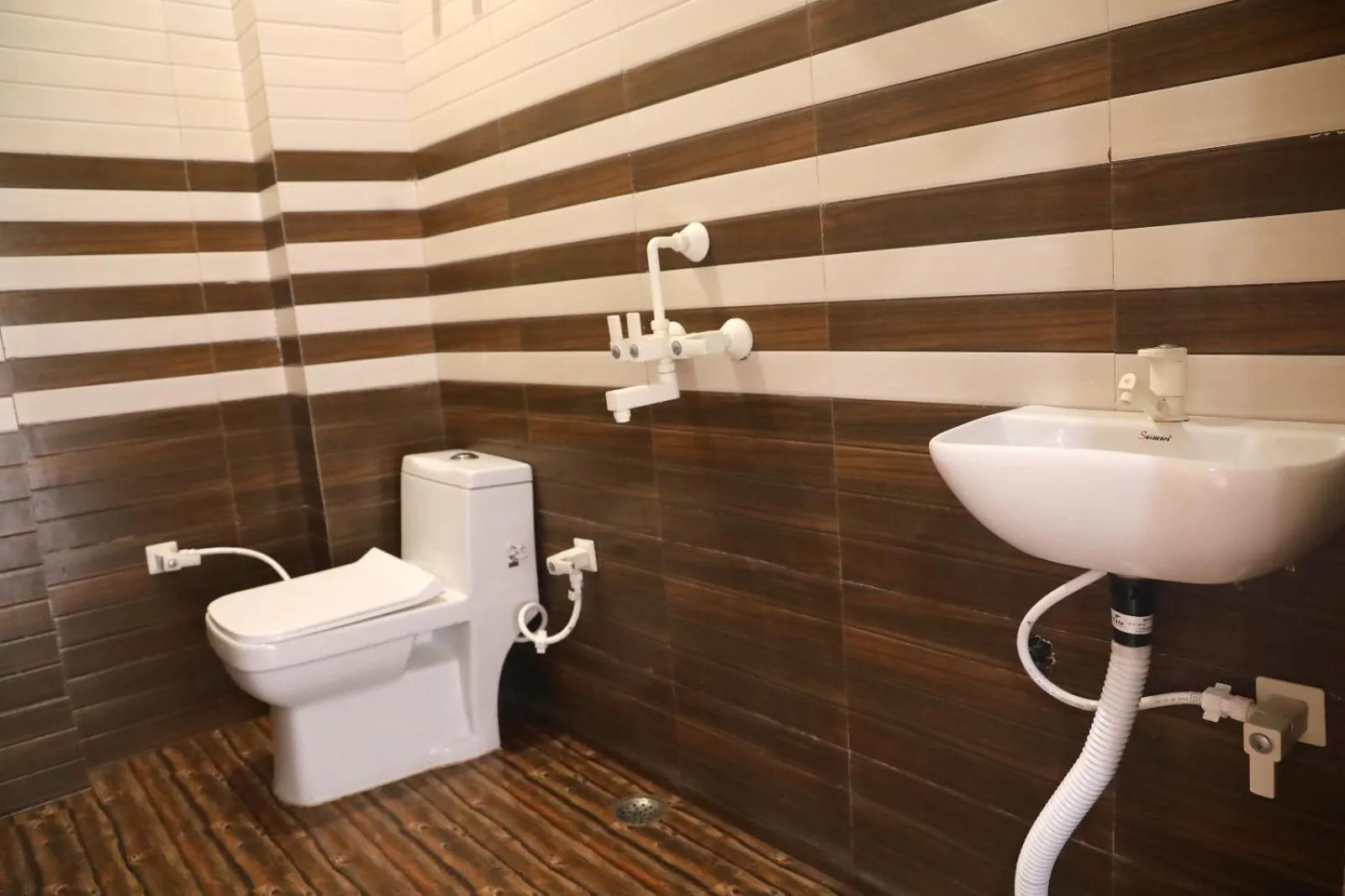 Shower in Hotel Keshavam inn