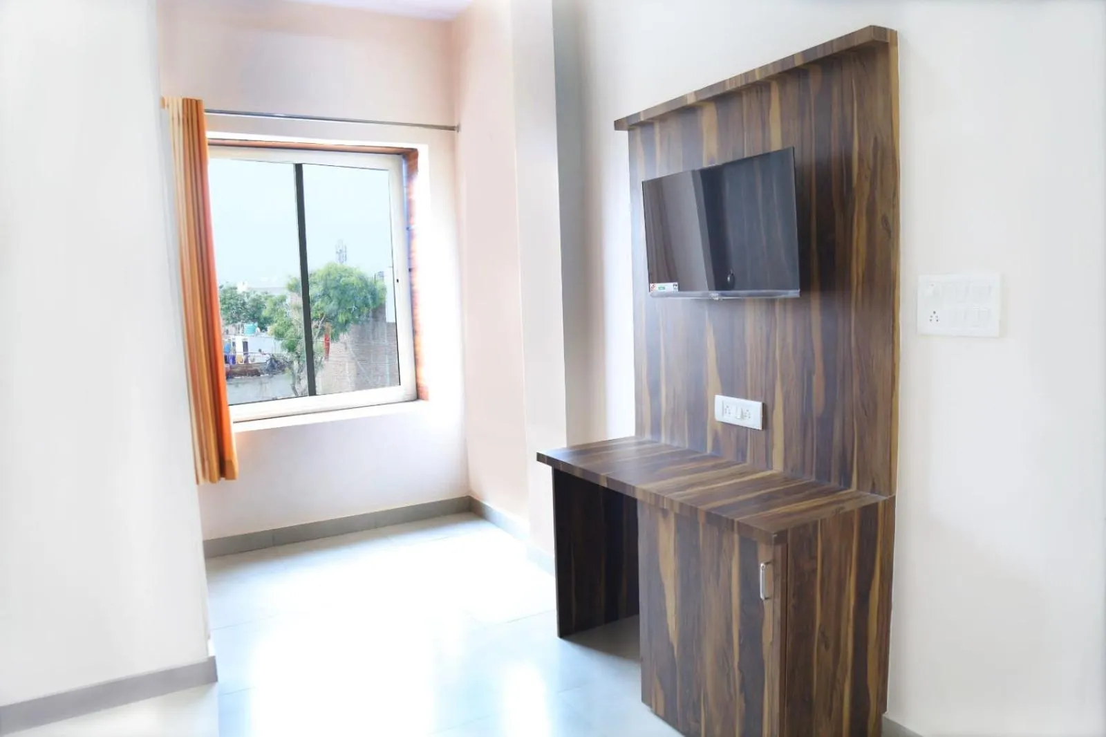 Communal lounge/ TV room in Hotel Keshavam inn