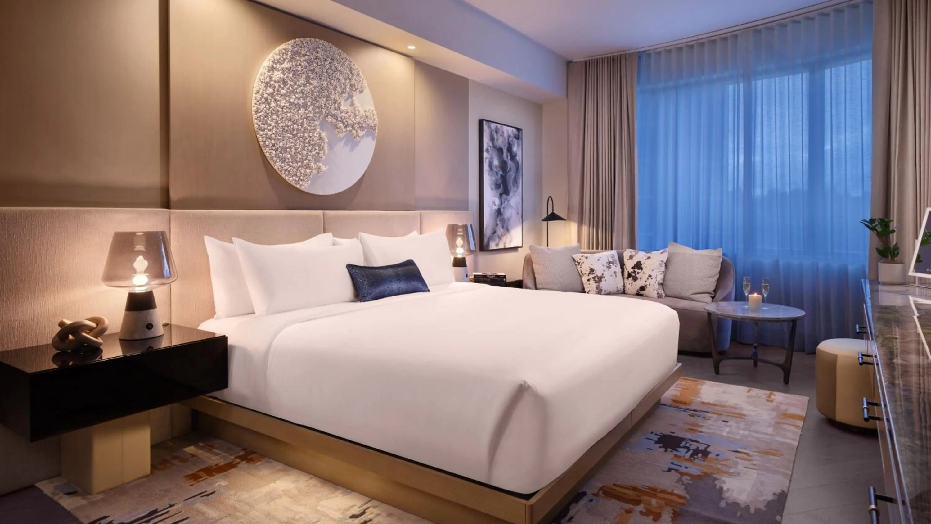 Photo of the whole room, Bed in InterContinental Seattle Bellevue, by IHG