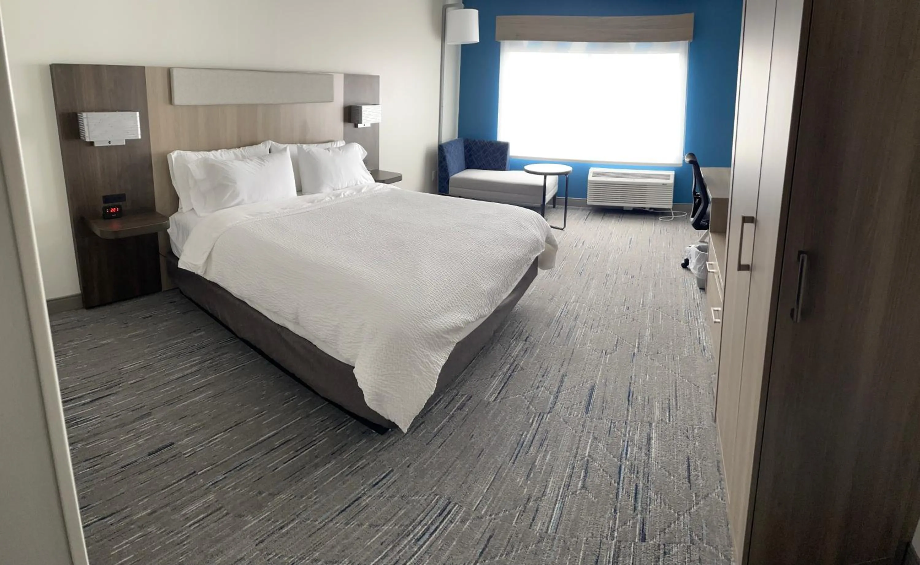Bedroom, Bed in Holiday Inn Express & Suites Muskegon - Grand Haven by IHG