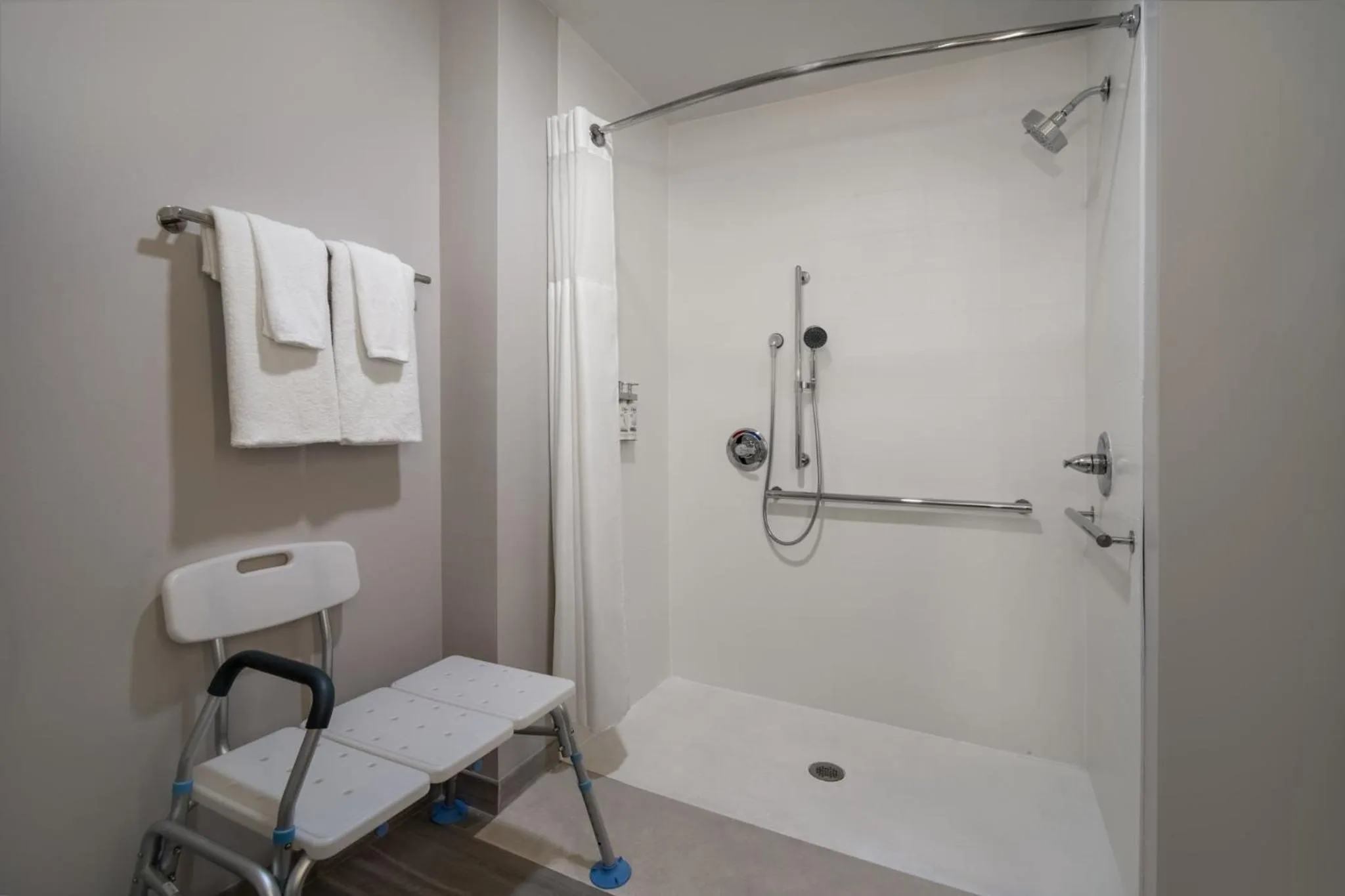 Photo of the whole room in Holiday Inn Express & Suites Muskegon - Grand Haven by IHG