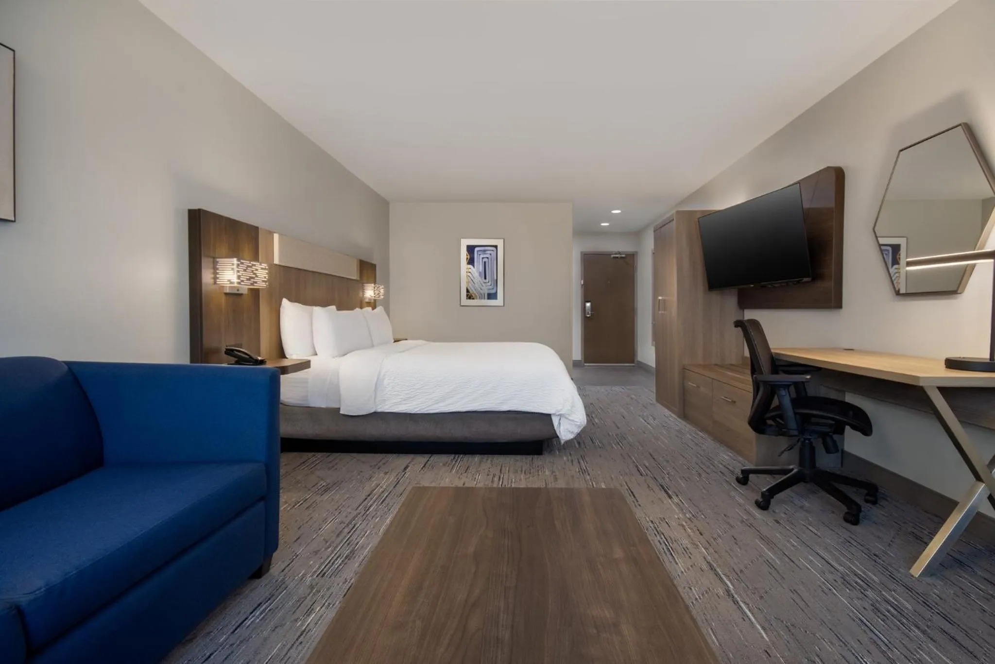 Photo of the whole room, Bed in Holiday Inn Express & Suites Muskegon - Grand Haven by IHG