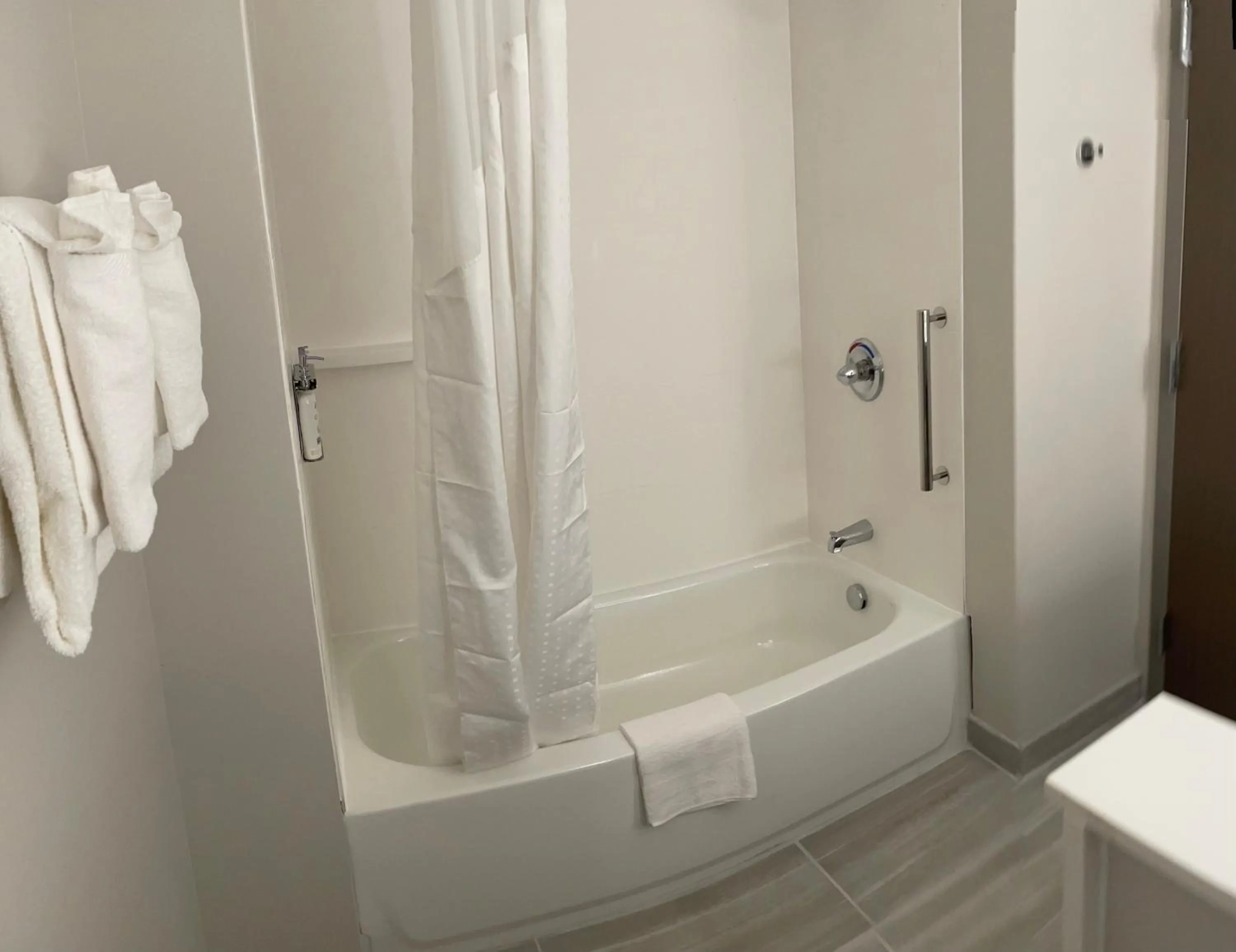Bathroom in Holiday Inn Express & Suites Muskegon - Grand Haven by IHG