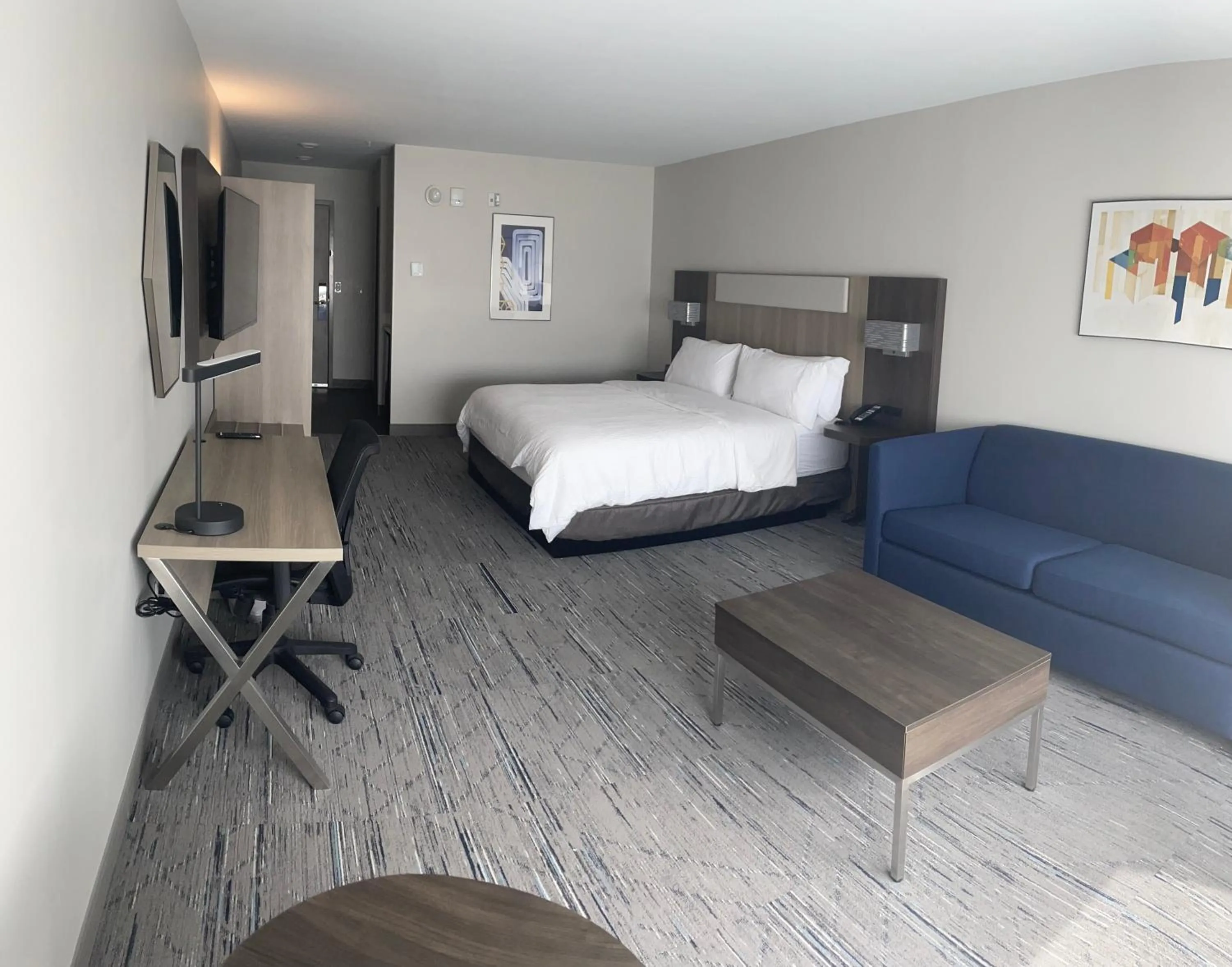 Bedroom, Bed in Holiday Inn Express & Suites Muskegon - Grand Haven by IHG