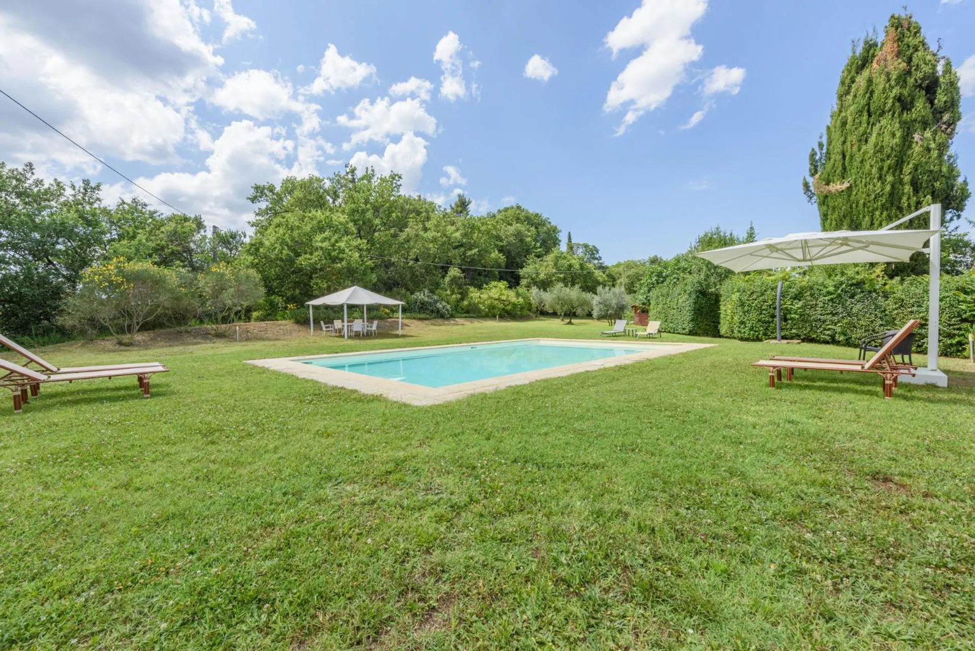 Swimming pool in Villa Boschetto by Mmega