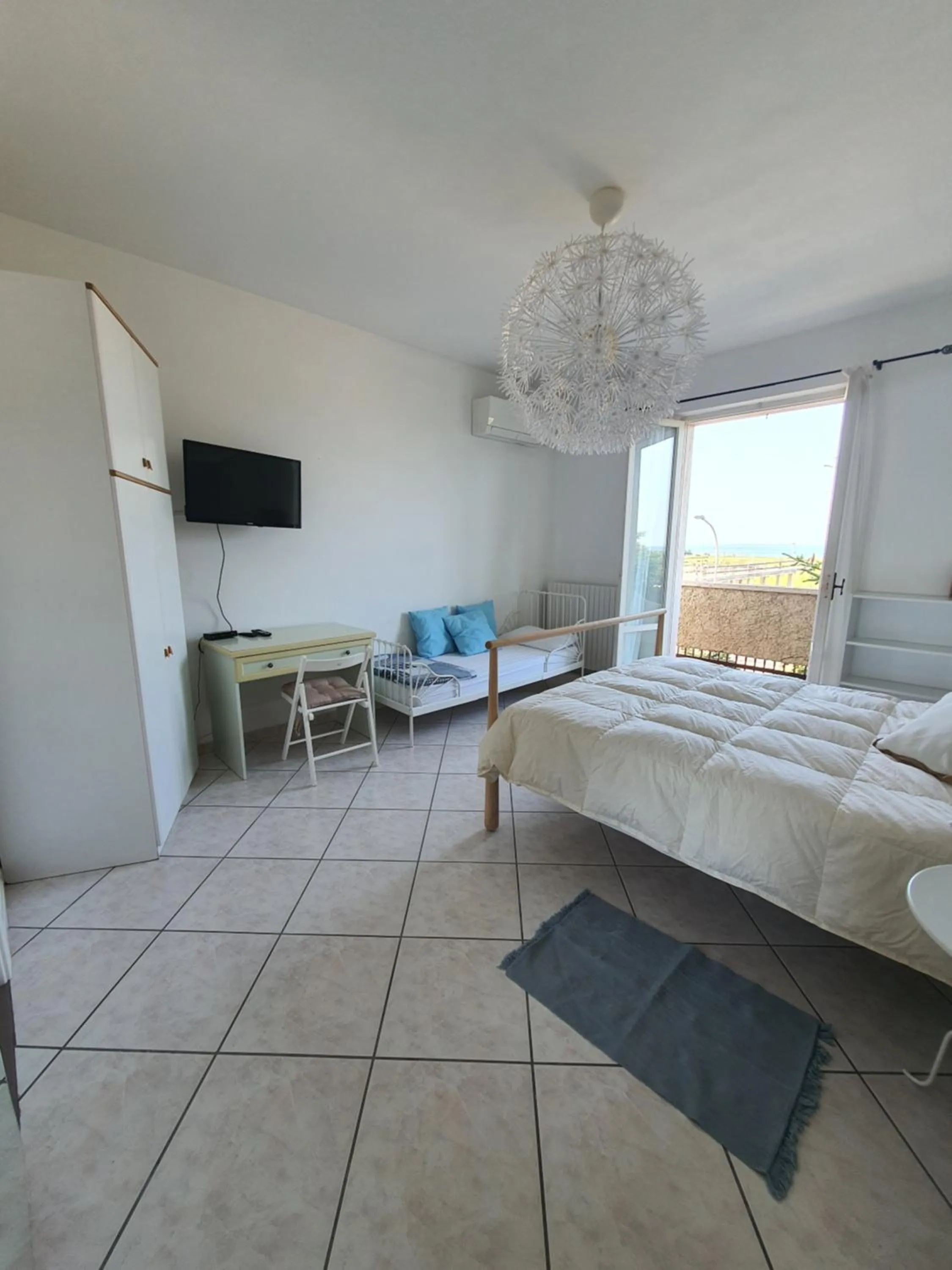 TV/Entertainment Center in NEL BLU