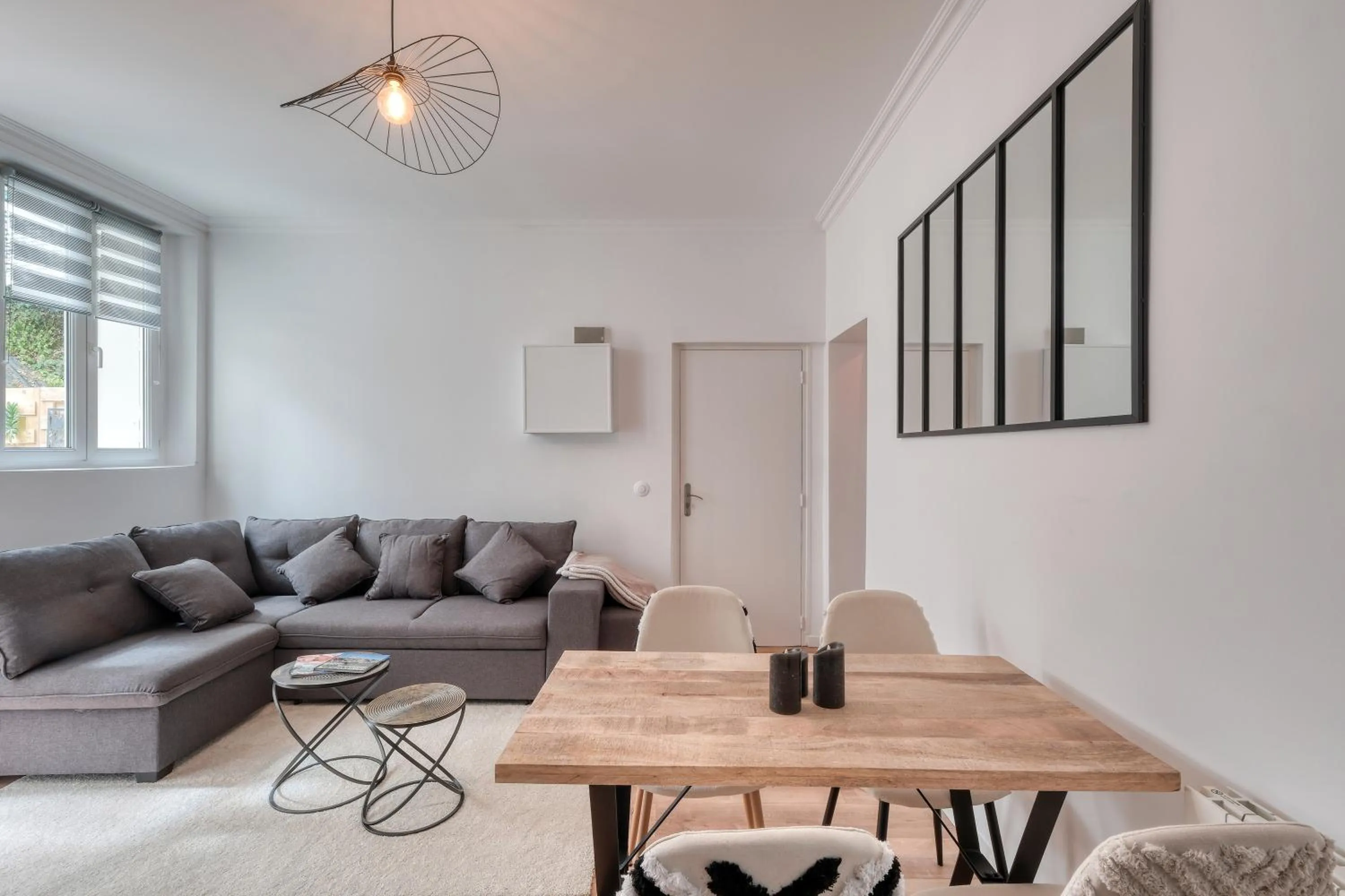 Living room in Superbe 2 pièces avec Jacuzzi privatif face Gare Proche Cathédrale