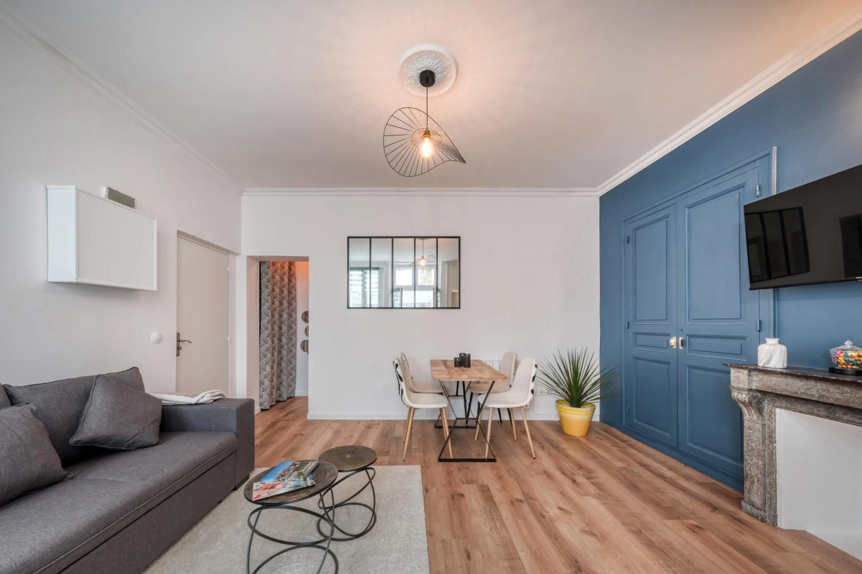 TV and multimedia in Superbe 2 pièces avec Jacuzzi privatif face Gare Proche Cathédrale