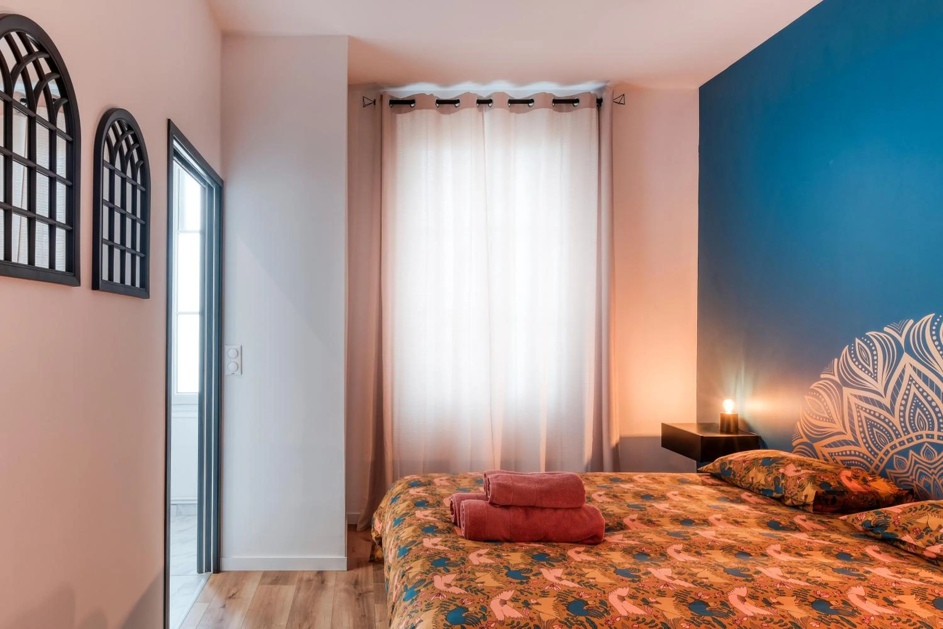 Bed in Superbe 2 pièces avec Jacuzzi privatif face Gare Proche Cathédrale