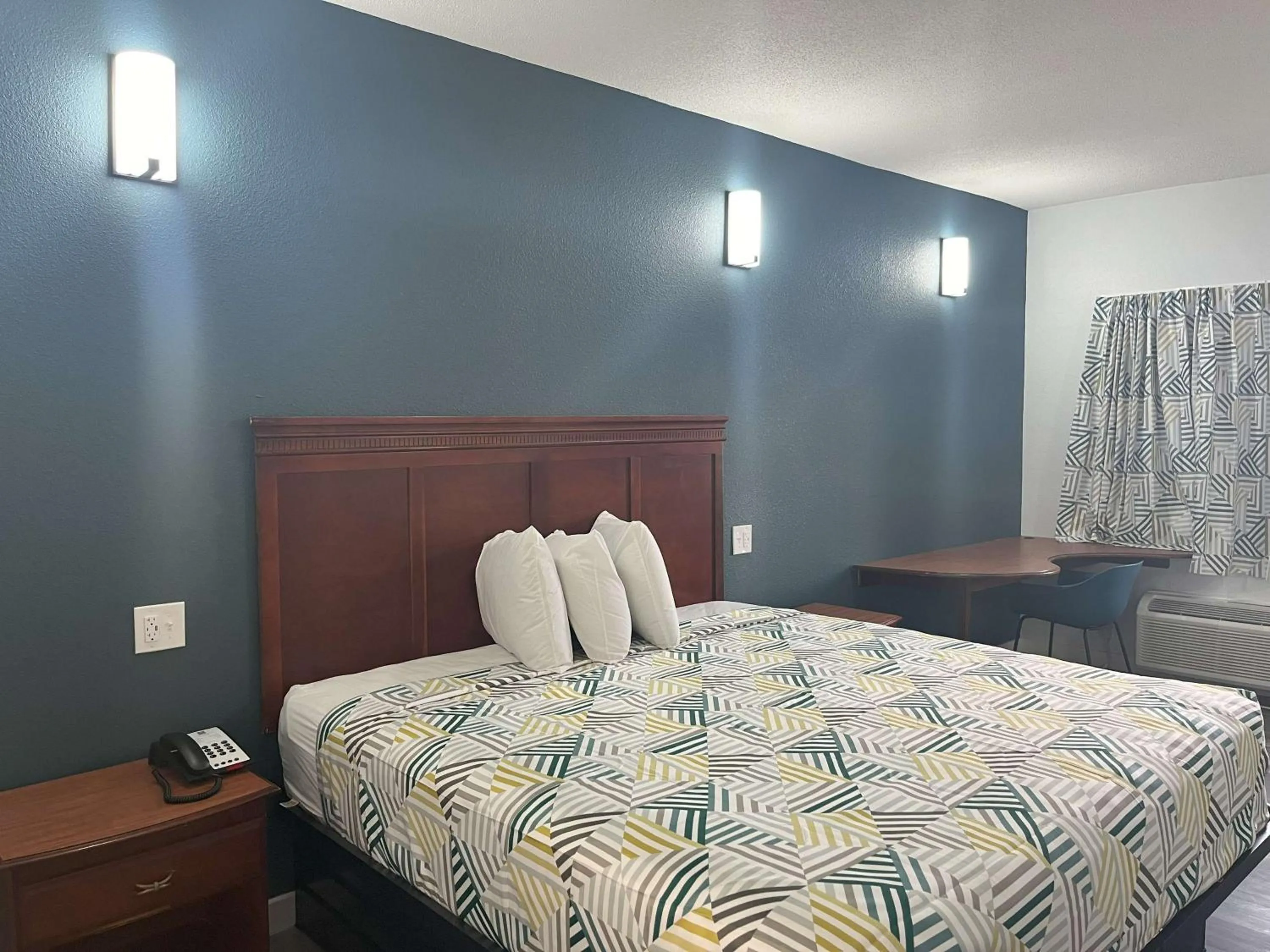 Bedroom, Bed in Motel 6 Cleveland, MS – Delta State University