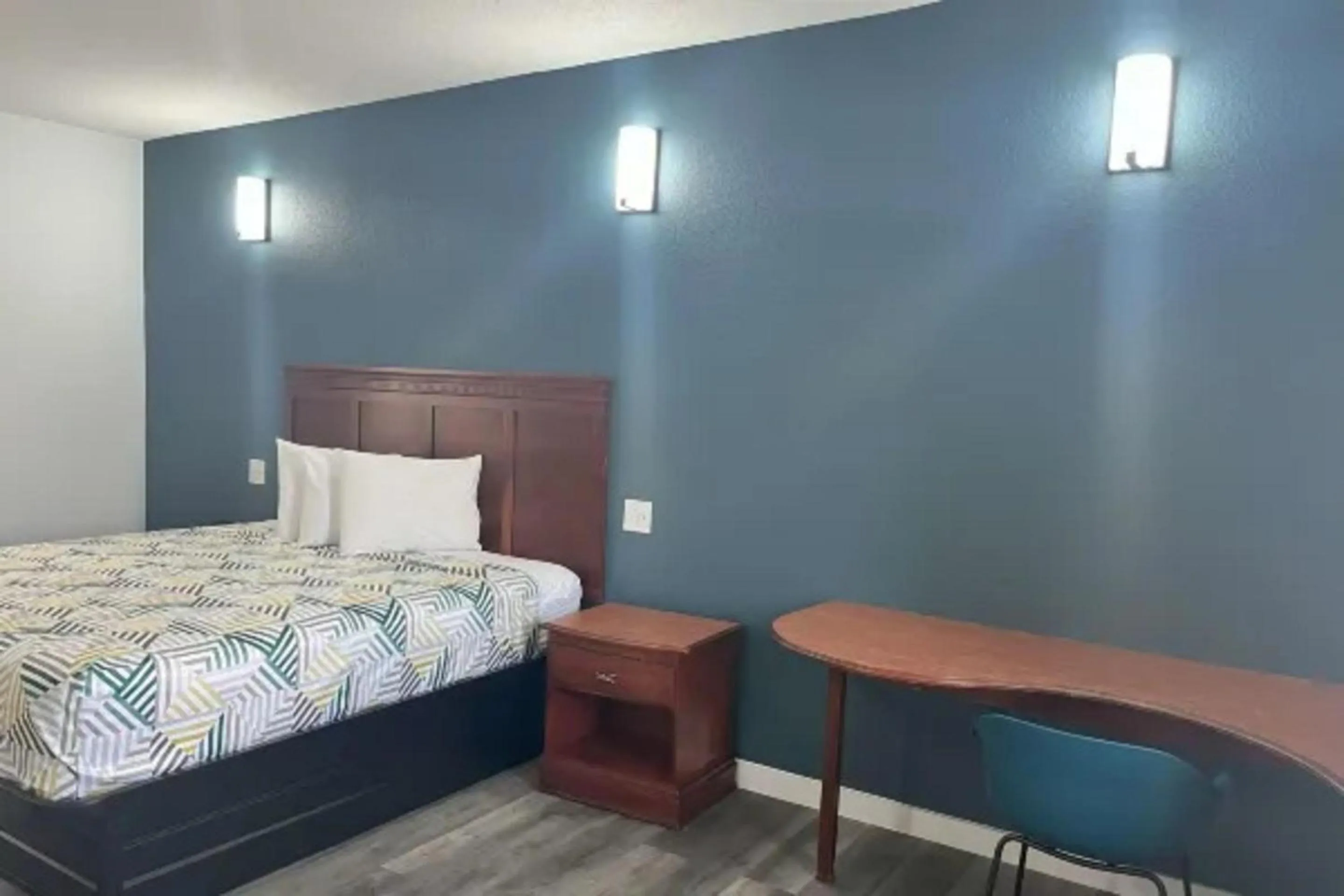 Bed in Motel 6 Cleveland, MS – Delta State University