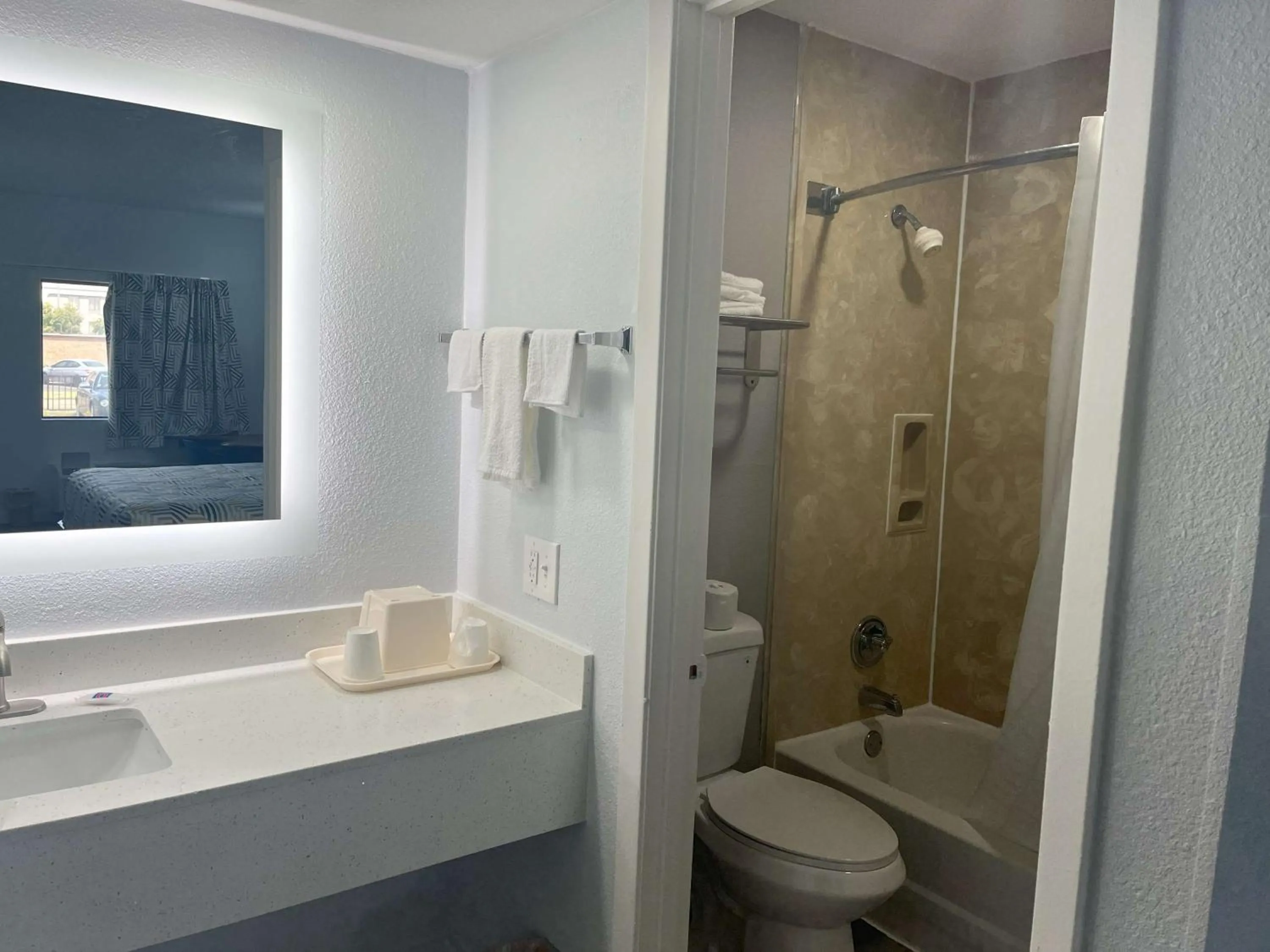 Bathroom in Motel 6 Cleveland, MS – Delta State University