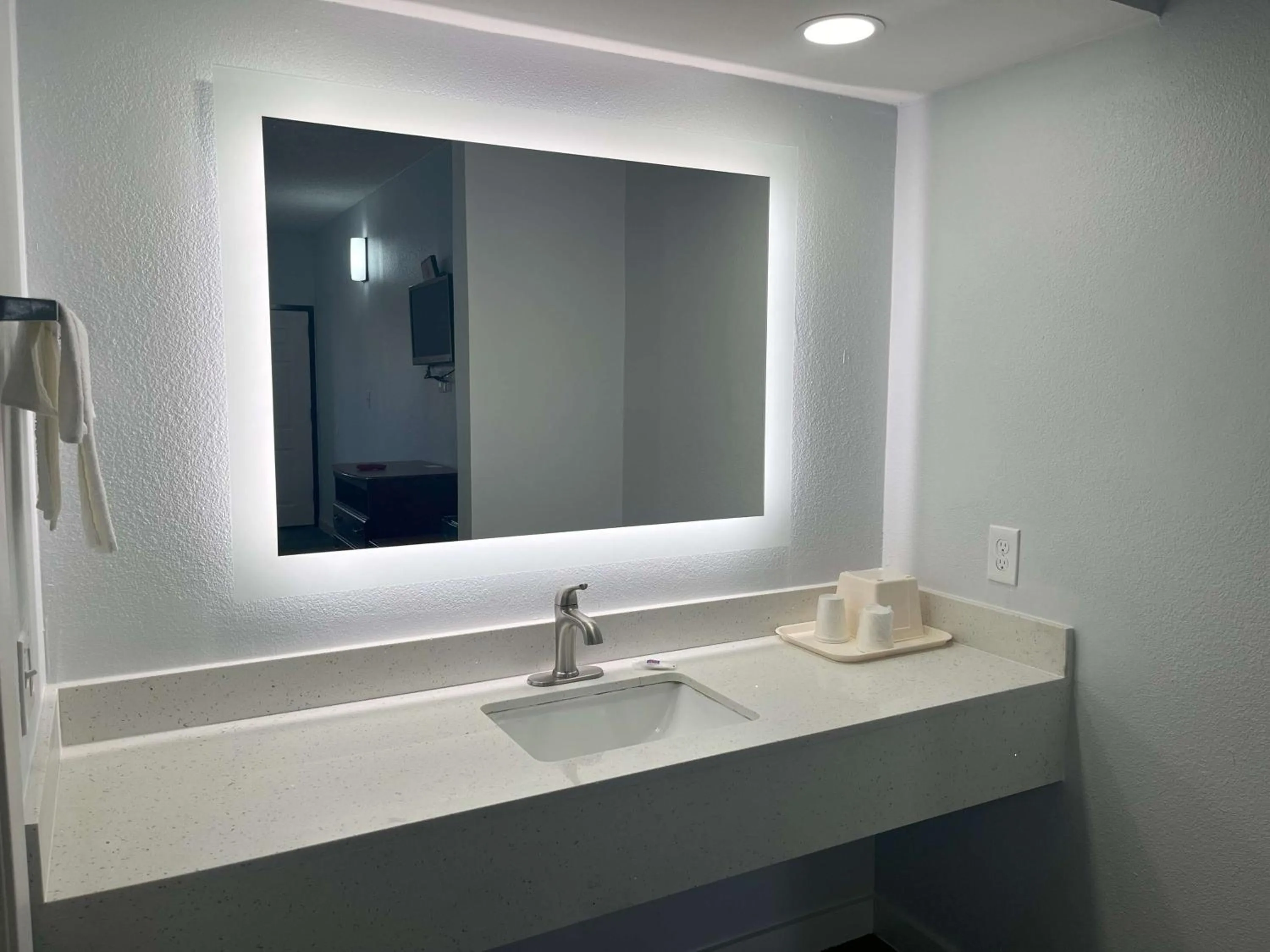 Bathroom in Motel 6 Cleveland, MS – Delta State University