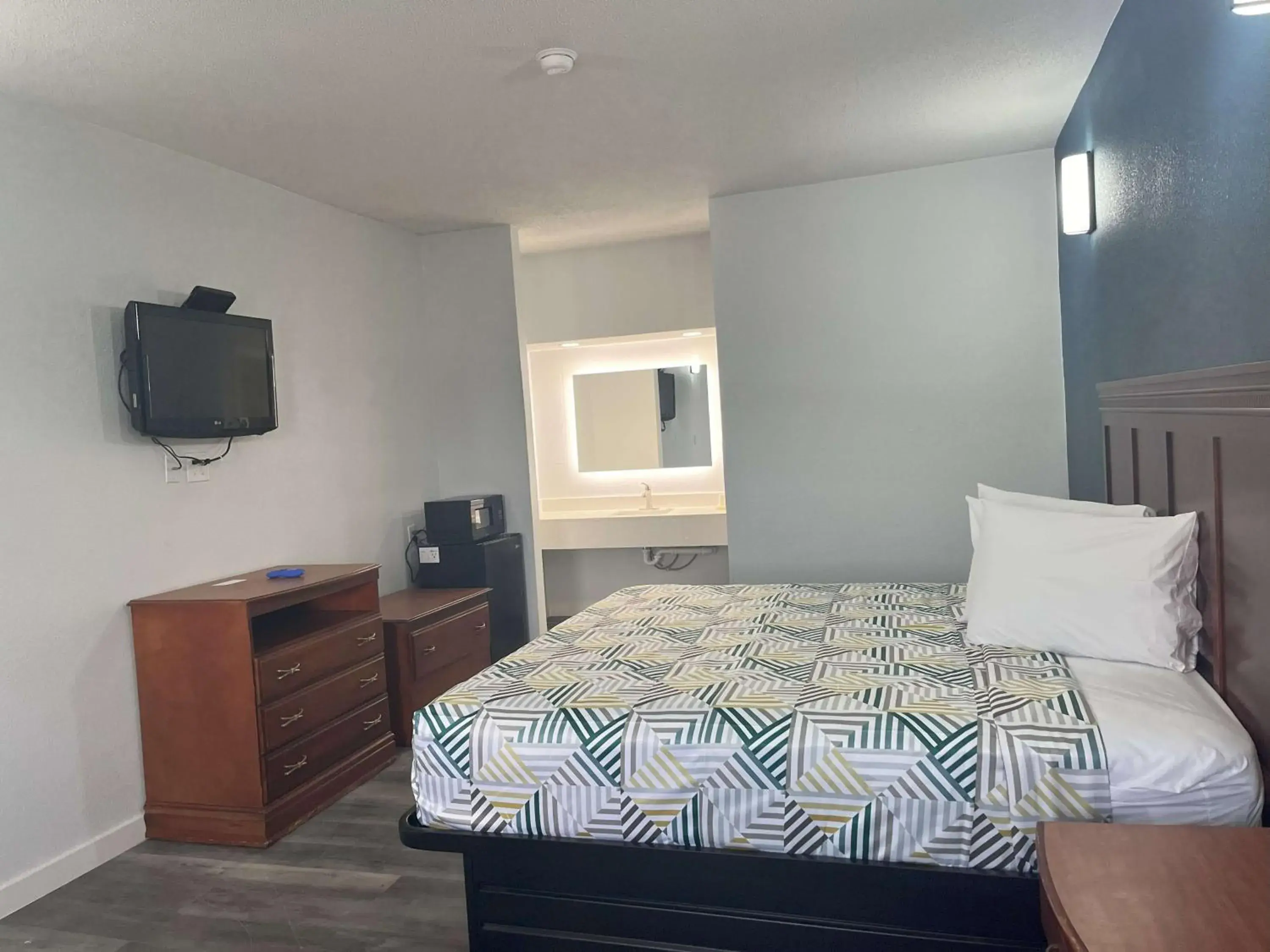 King Room - Disability Access - Smoking in Rodeway Inn King Room - Disability Access - Smoking in Rodeway Inn