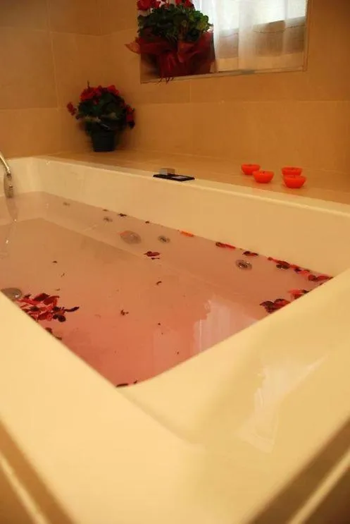 Hot Tub in OLATZEA LANDA HOTELA