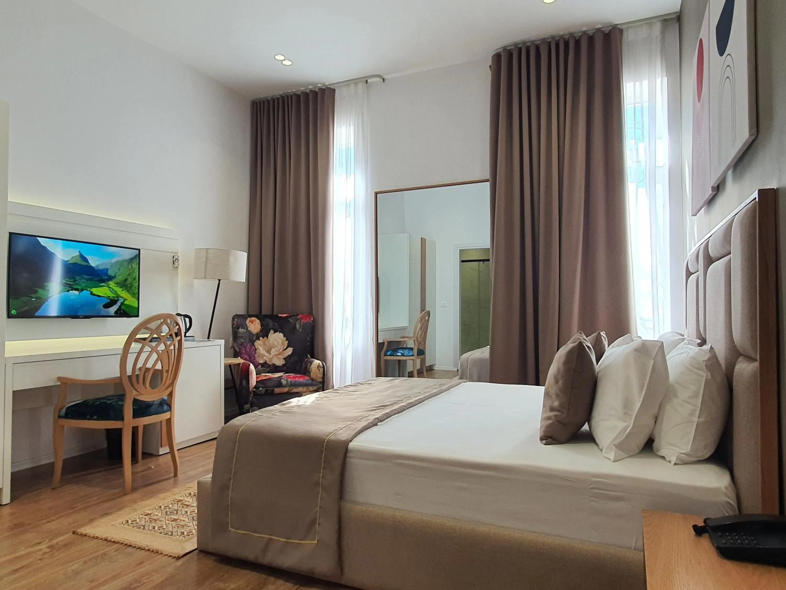 Photo of the whole room, Bed in HEIRESS Hotel