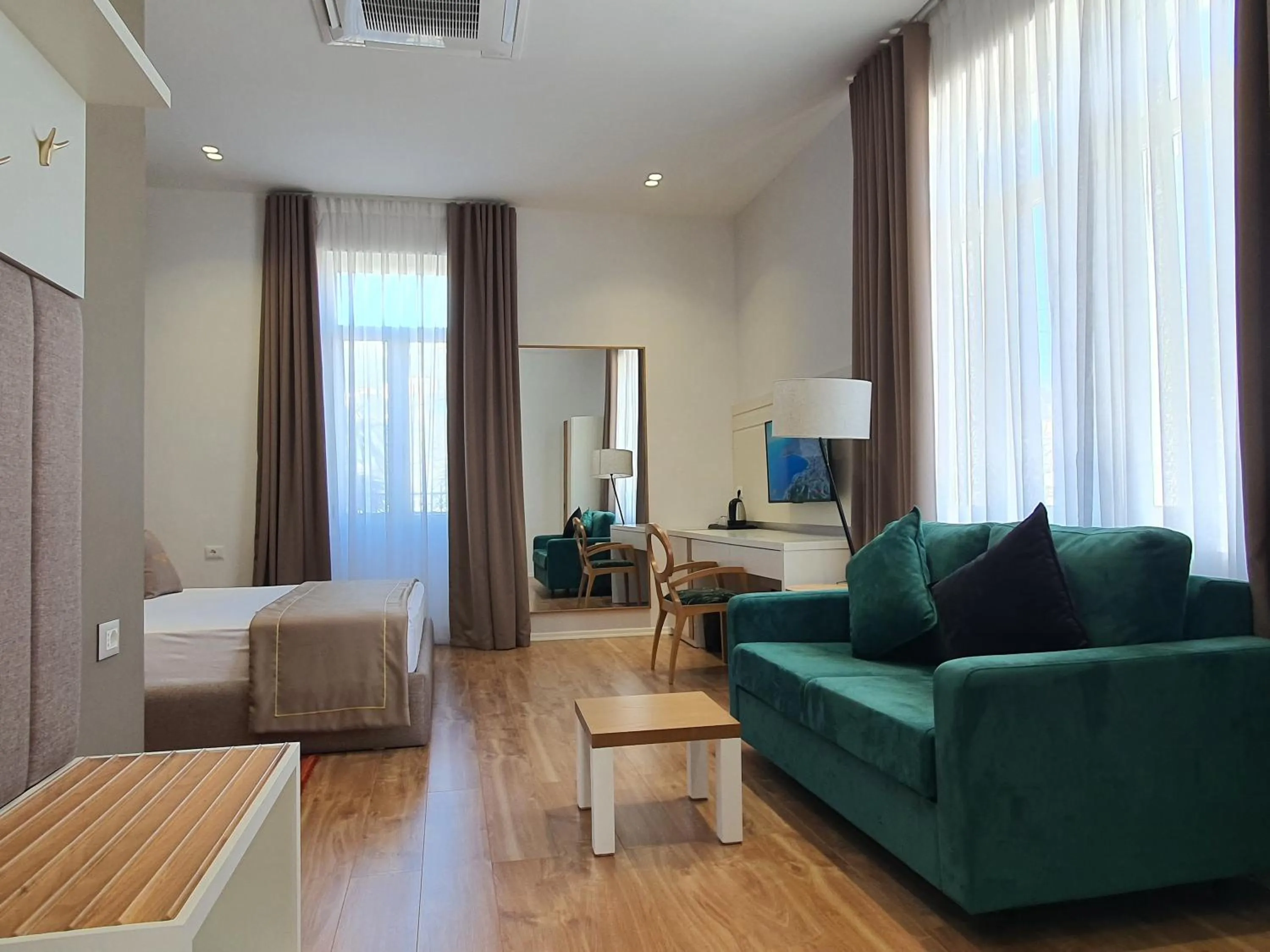 Photo of the whole room in HEIRESS Hotel