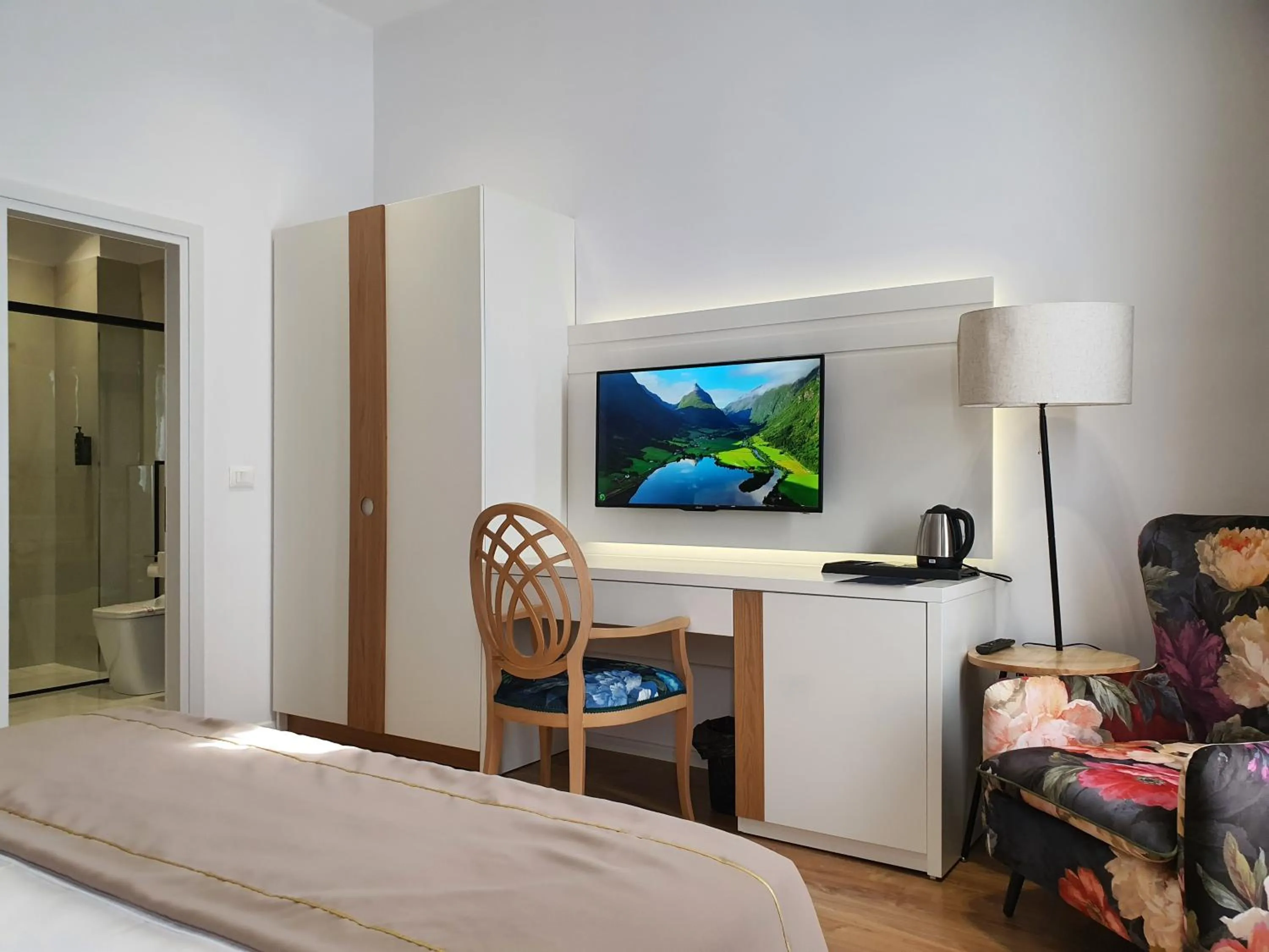 TV and multimedia, Bed in HEIRESS Hotel