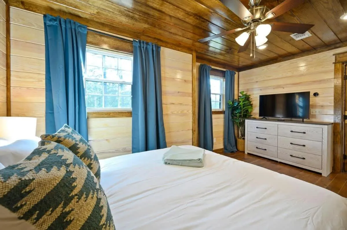 Family-friendly Broken Bow Cabin - Spa, Game Room