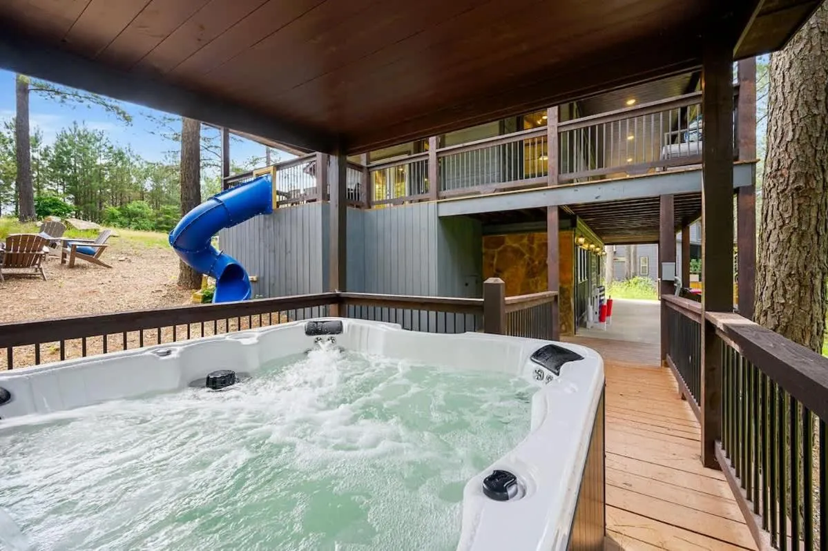 Family-friendly Broken Bow Cabin - Spa, Game Room