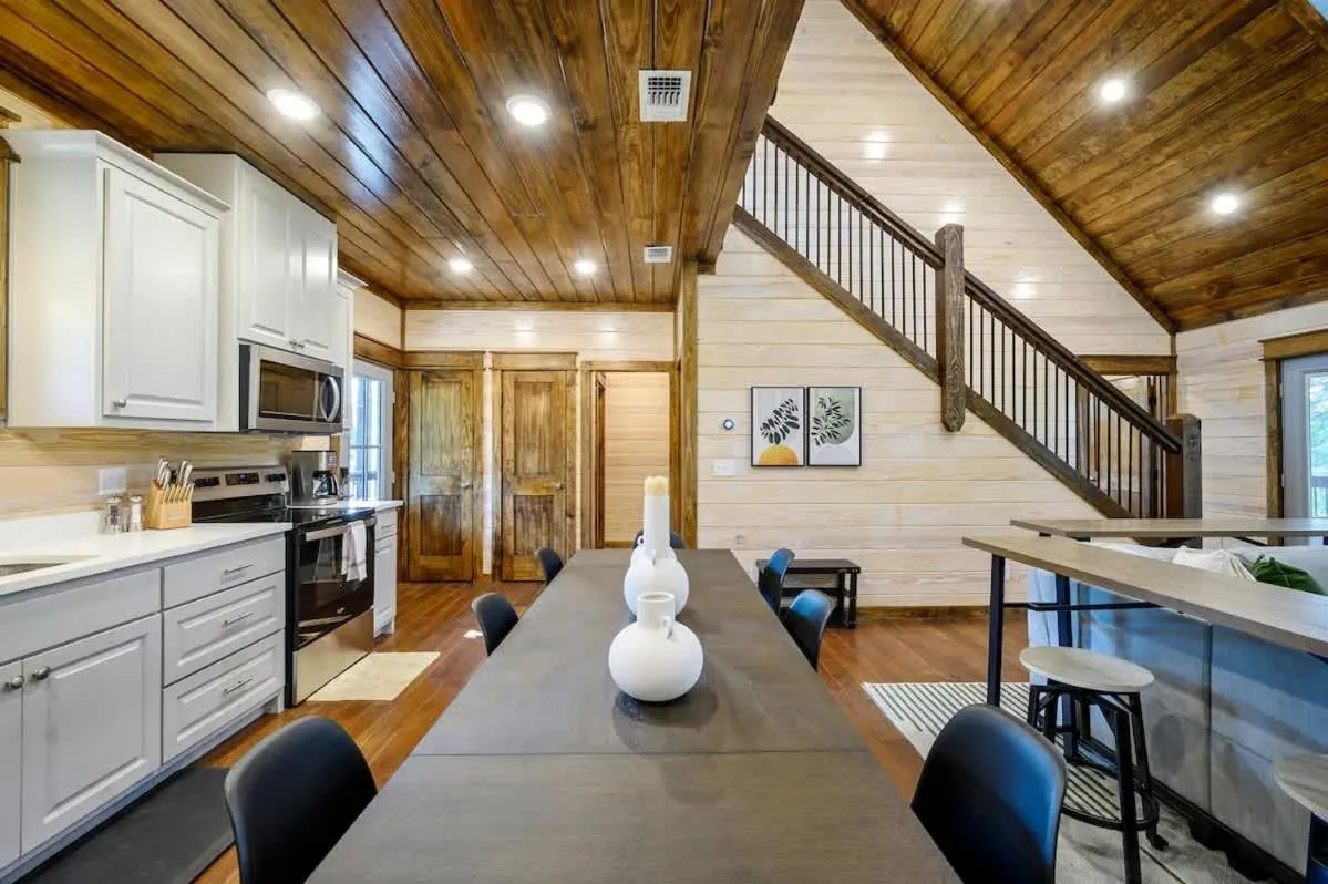 Family-friendly Broken Bow Cabin - Spa, Game Room