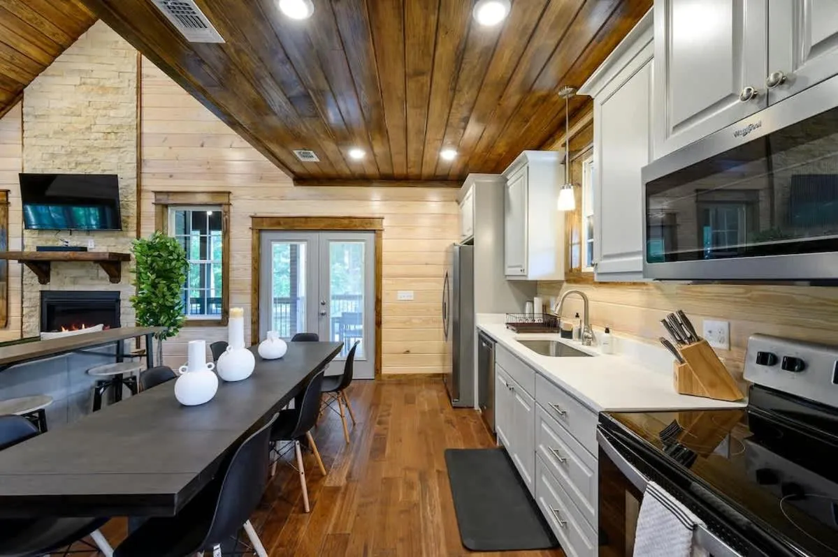 Family-friendly Broken Bow Cabin - Spa, Game Room