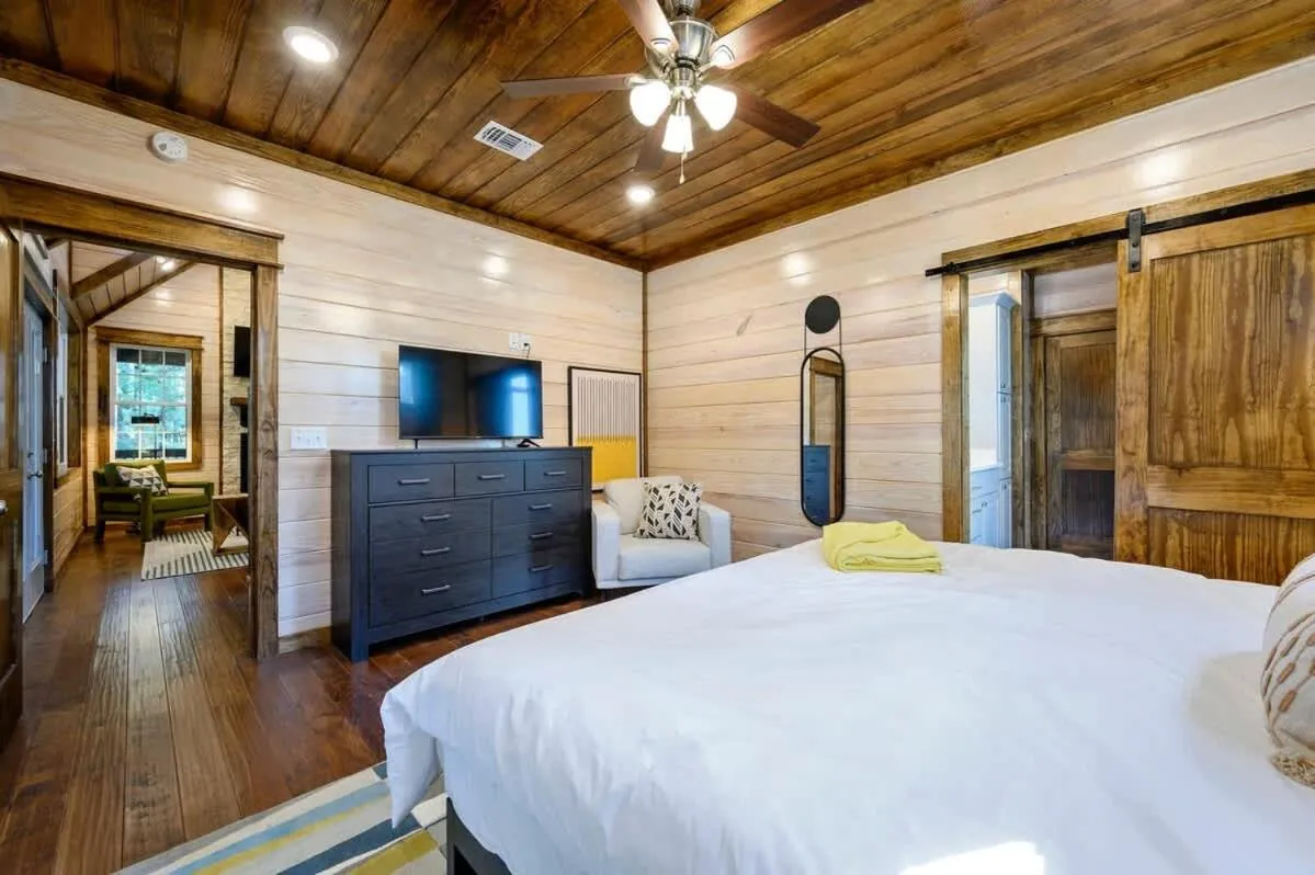 Family-friendly Broken Bow Cabin - Spa, Game Room