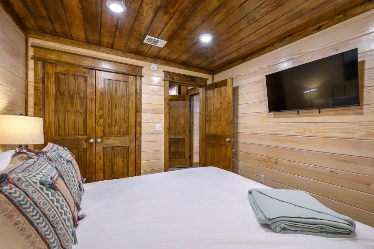 Family-friendly Broken Bow Cabin - Spa, Game Room