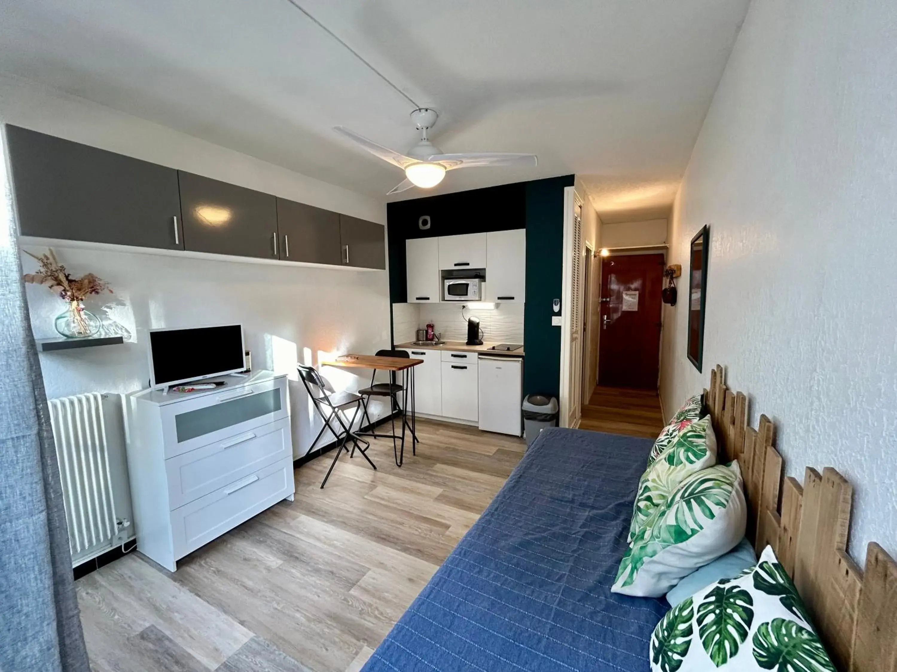 AStudio Lumineux à la plage, situation idéale commerces, bateaux ,restaurant à 20 m , Plage à 50 m, idéal pour un séjour reposant AStudio Lumineux à la plage, situation idéale commerces, bateaux ,restaurant à 20 m , Plage à 50 m, idéal pour un séjour reposant