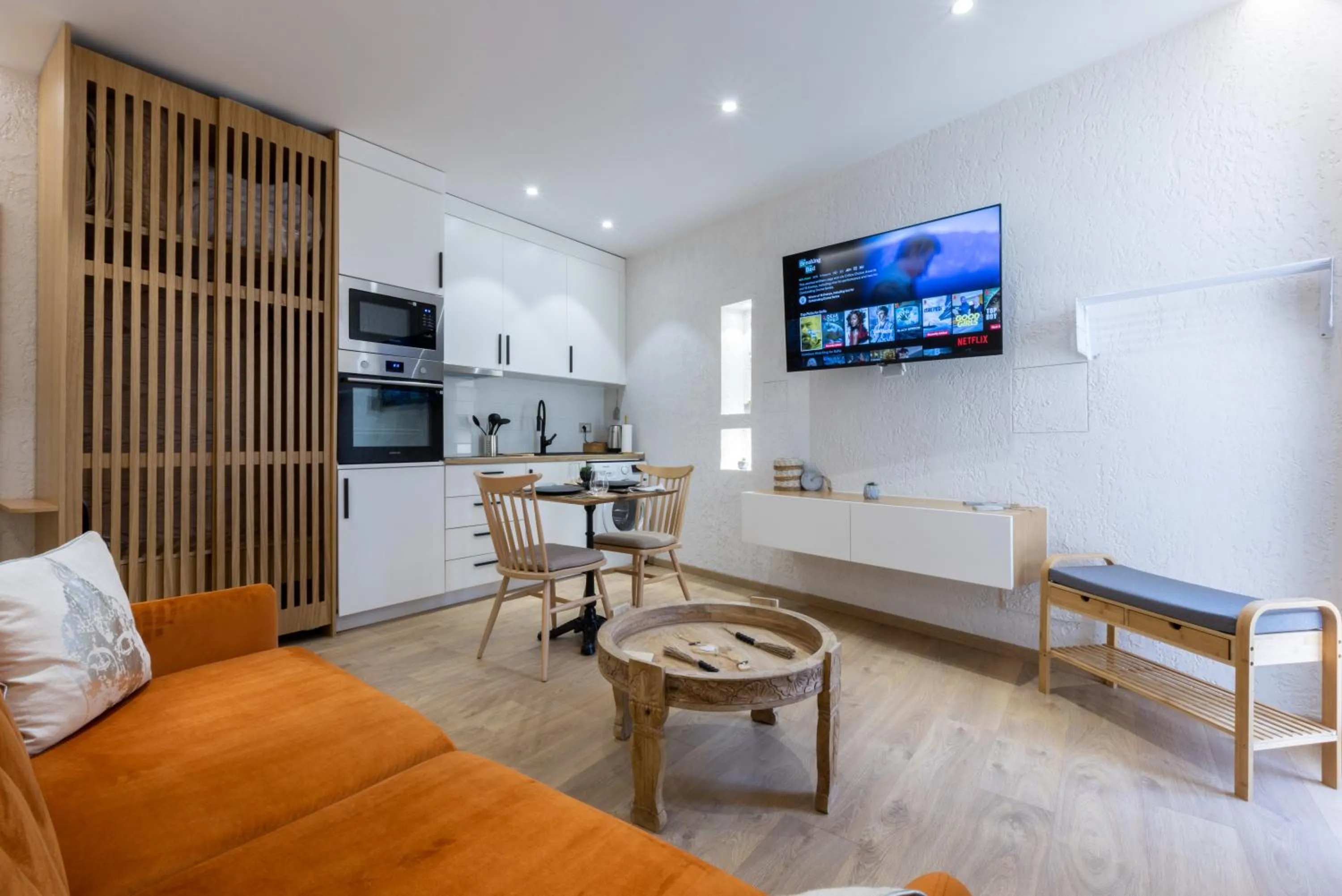 TV and multimedia in Boho Central Apartment