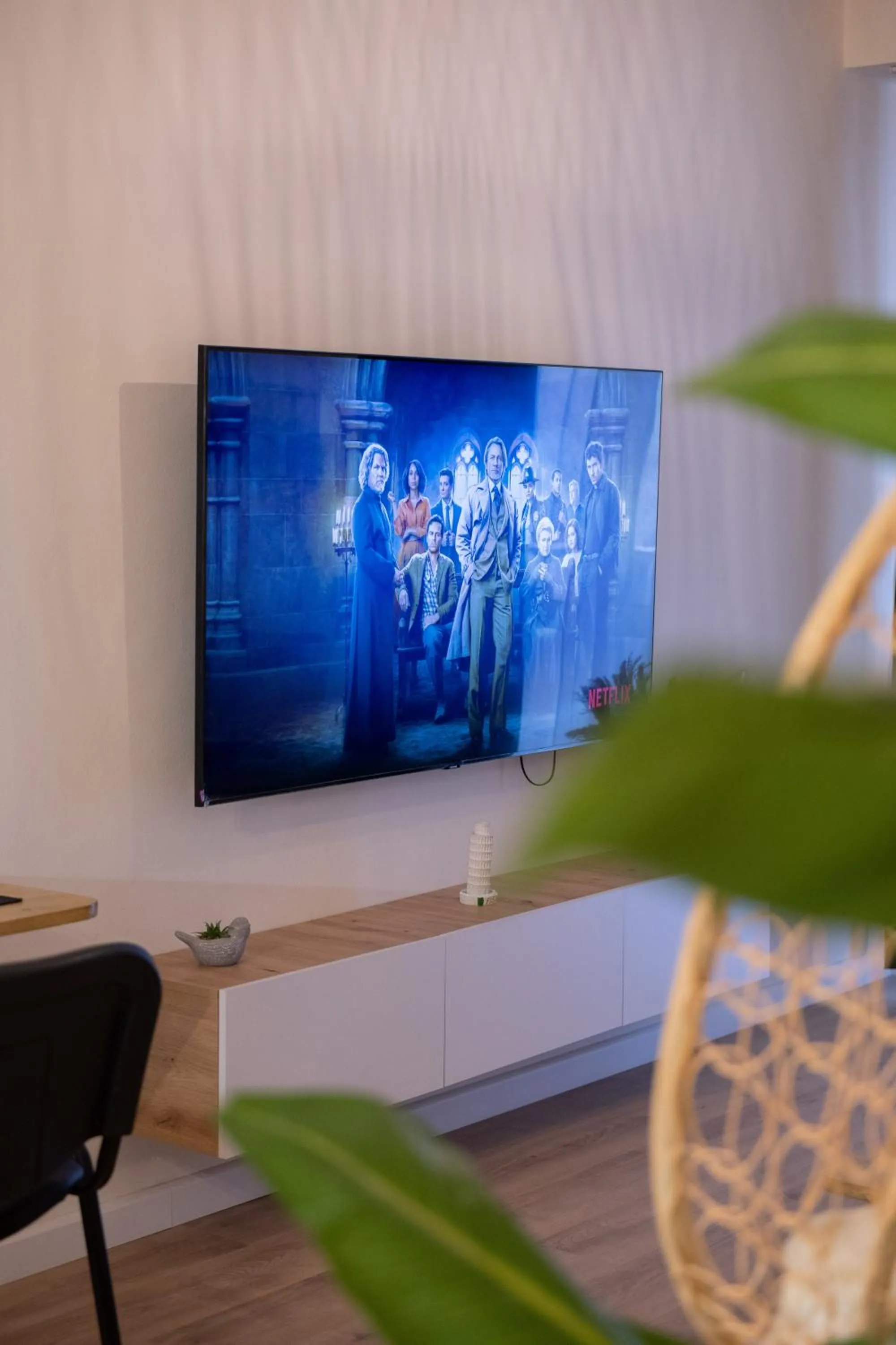 TV and multimedia in Boho Central Apartment