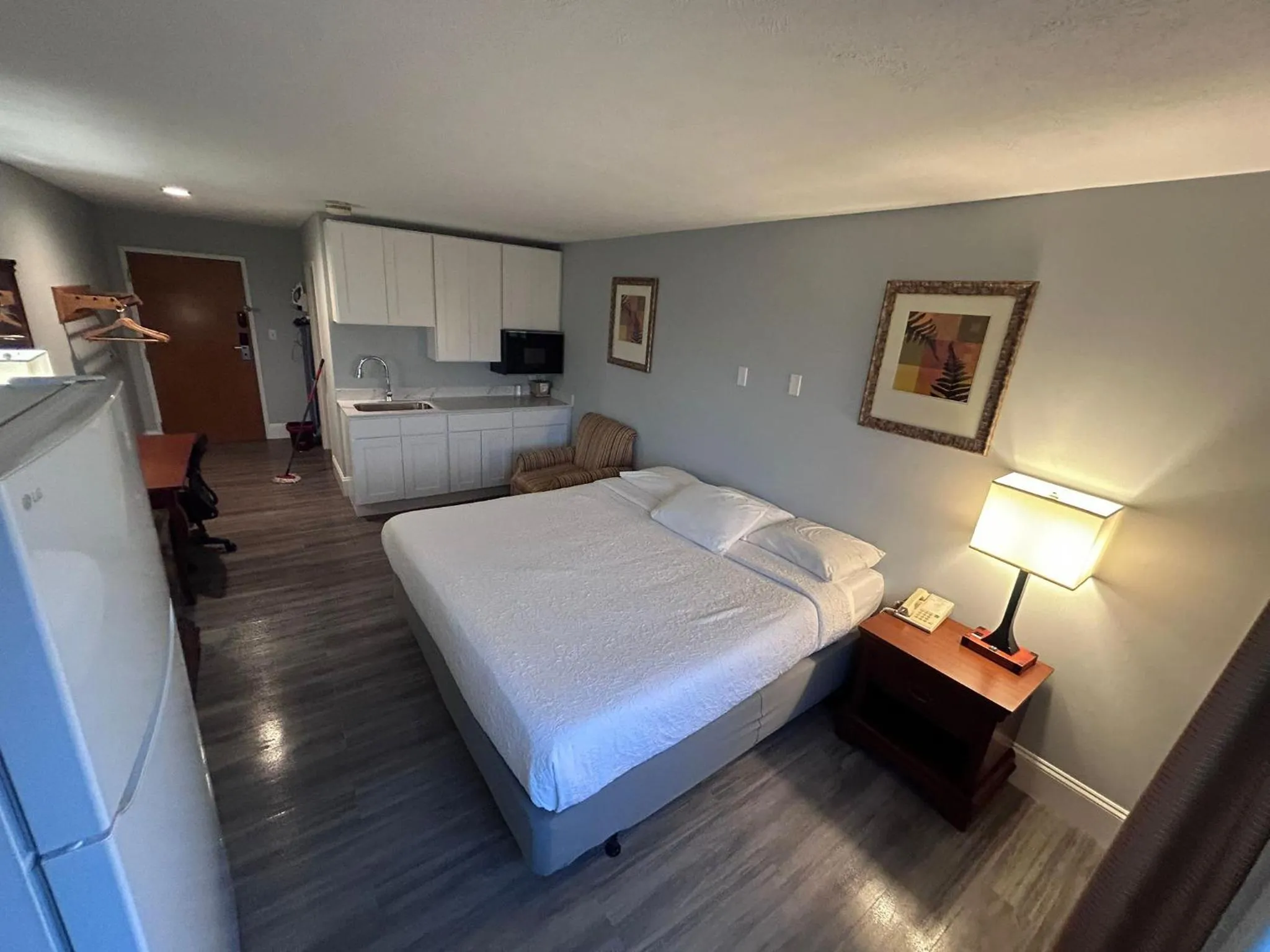 Kitchen or kitchenette, Bed in My Hometown Inn