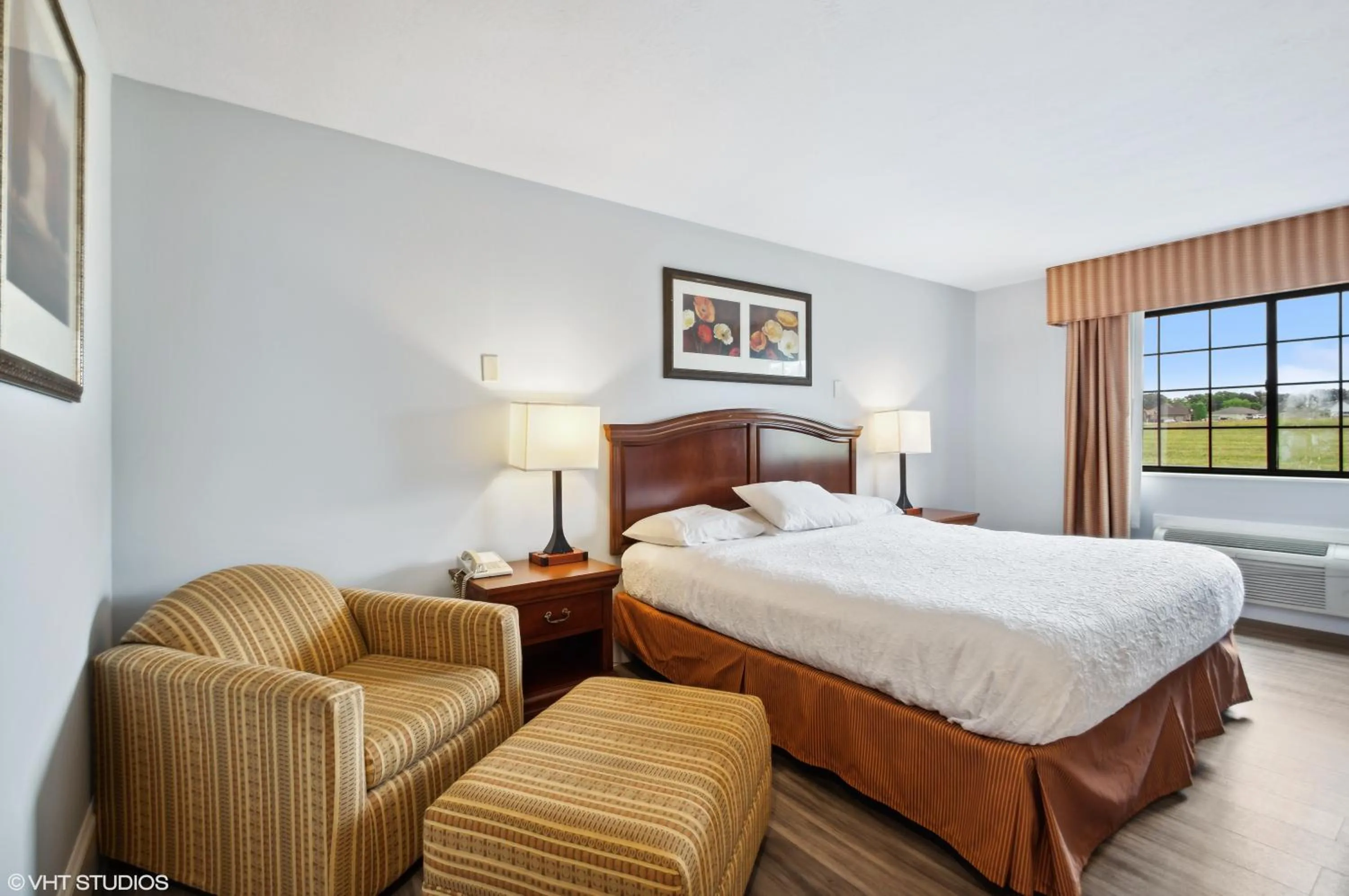 Bedroom, Bed in My Hometown Inn