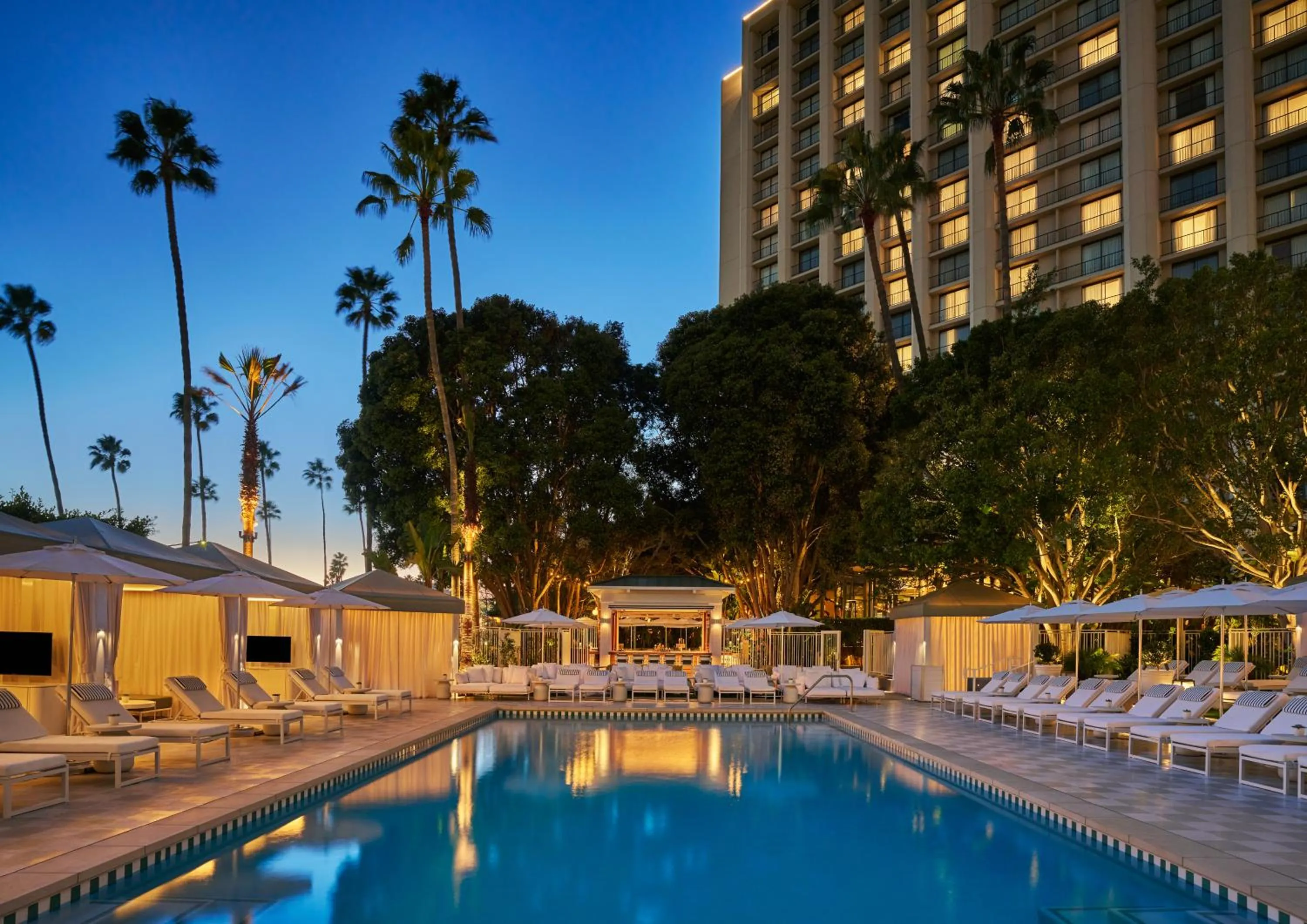 Swimming pool in Pendry Newport Beach