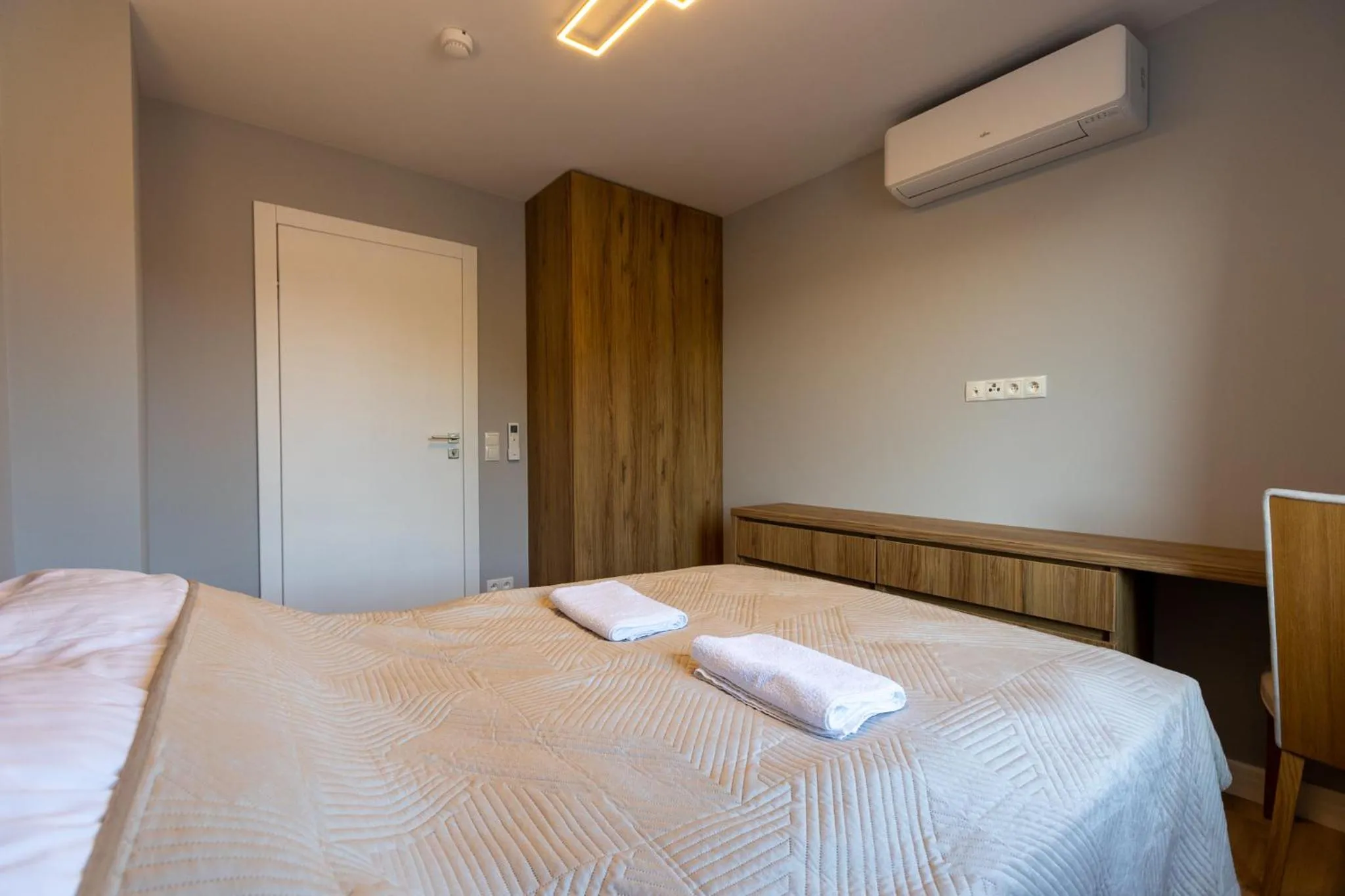 Bed in Ostróda City Center Top floor lake view & balcony apartment