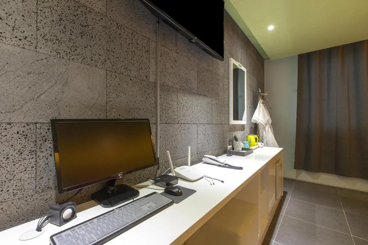 TV and multimedia in Incheon Pentastar Hotel